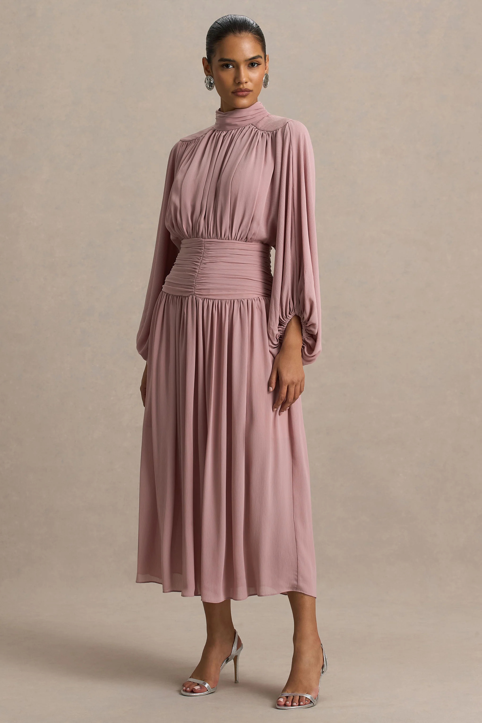 Annabel | Robe mi-longue vieux rose à encolure haute avec taille basse et détails plissés - Image 4
