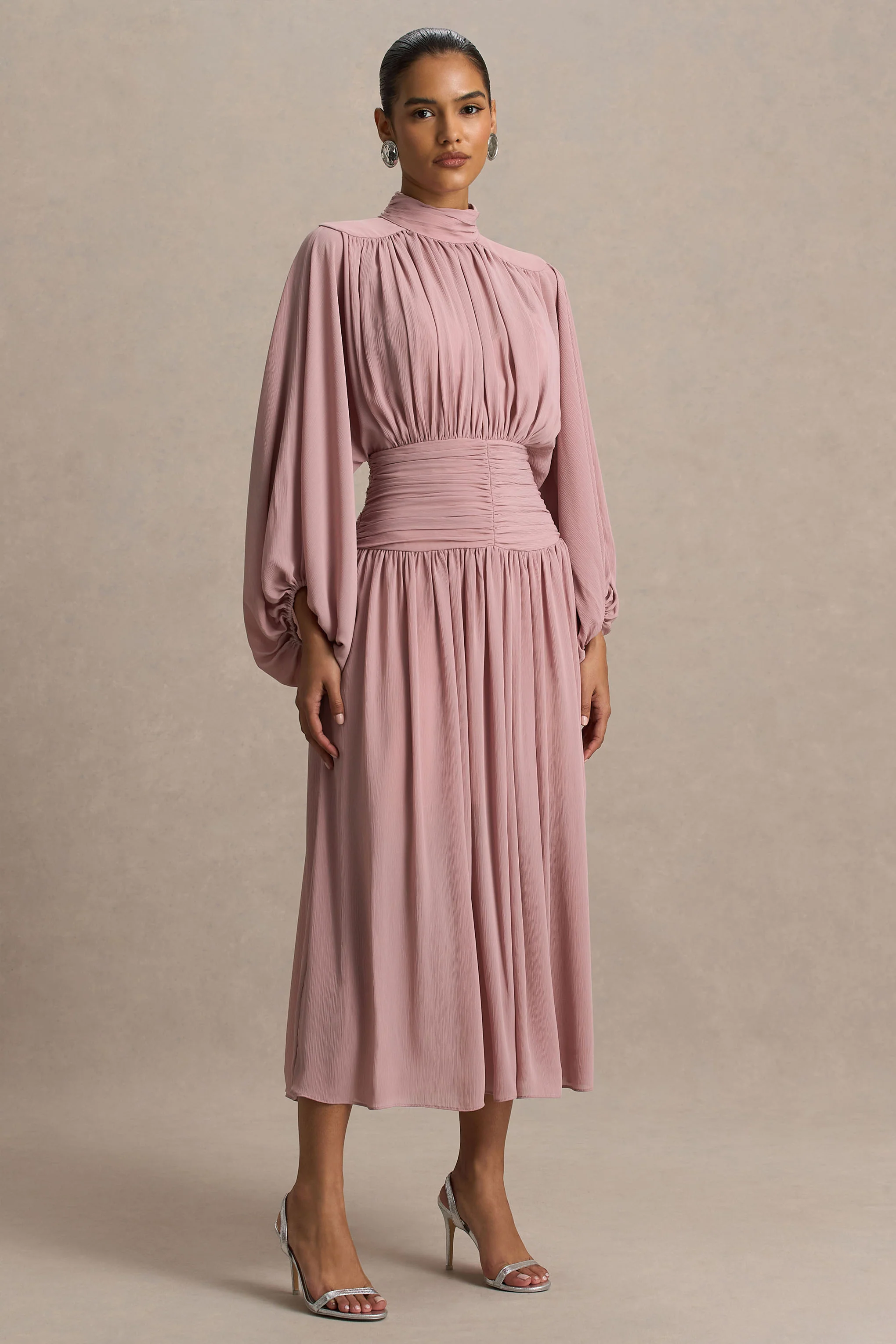 Annabel | Robe mi-longue vieux rose à encolure haute avec taille basse et détails plissés - Image 5