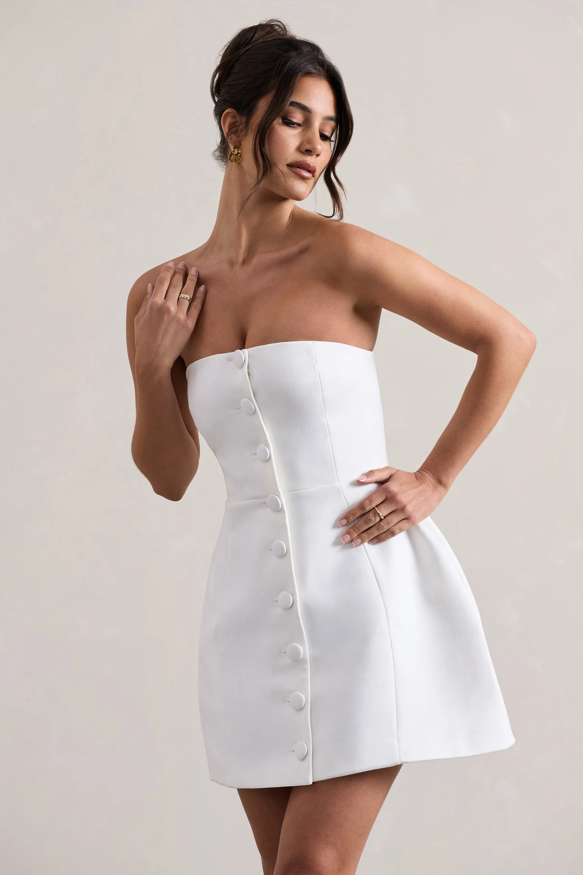 Anniston | Mini-robe tailleur blanc décolleté bandeau et boutons - Image 3