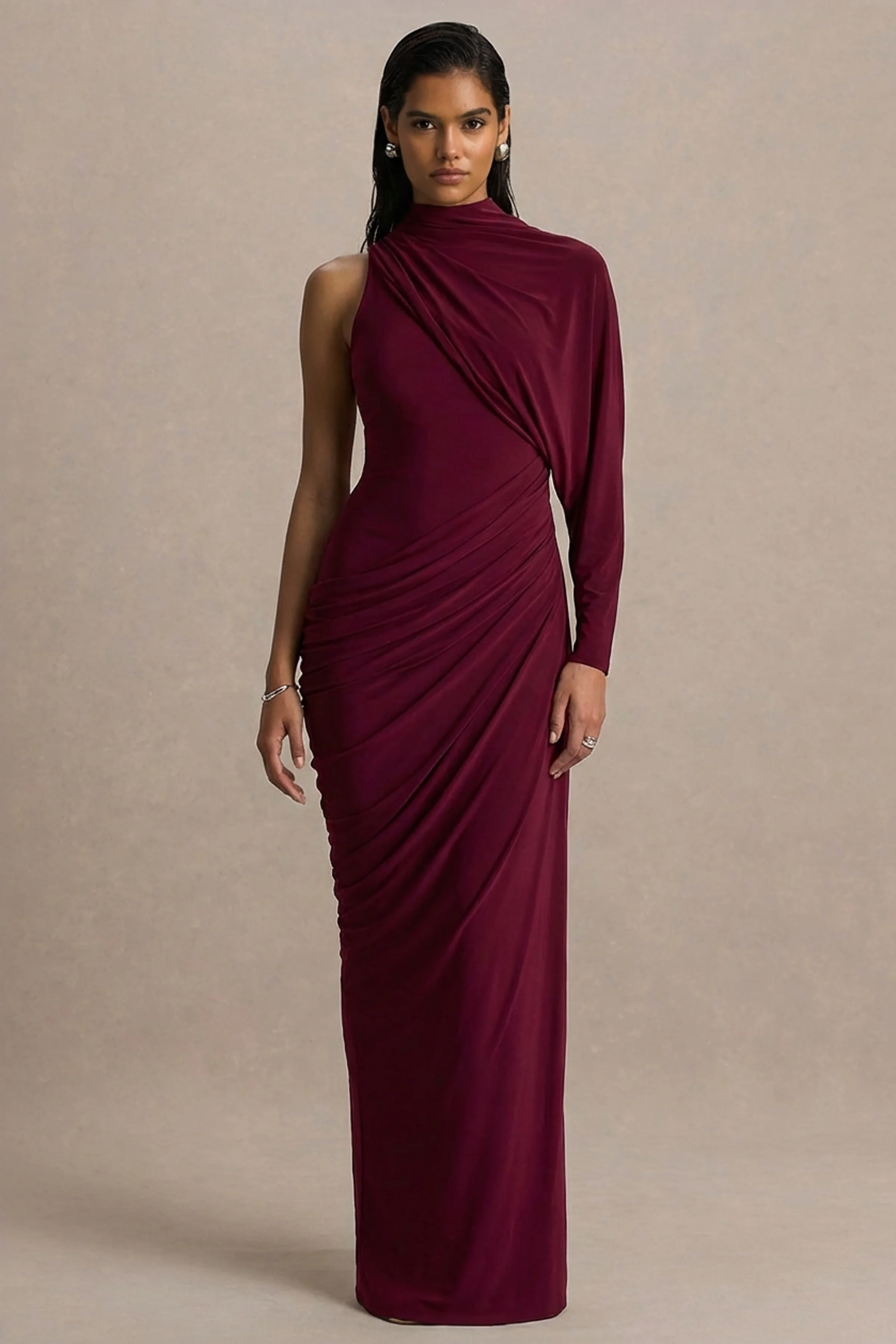 Aphra | Robe longue bordeaux à haute encolure et manche cape