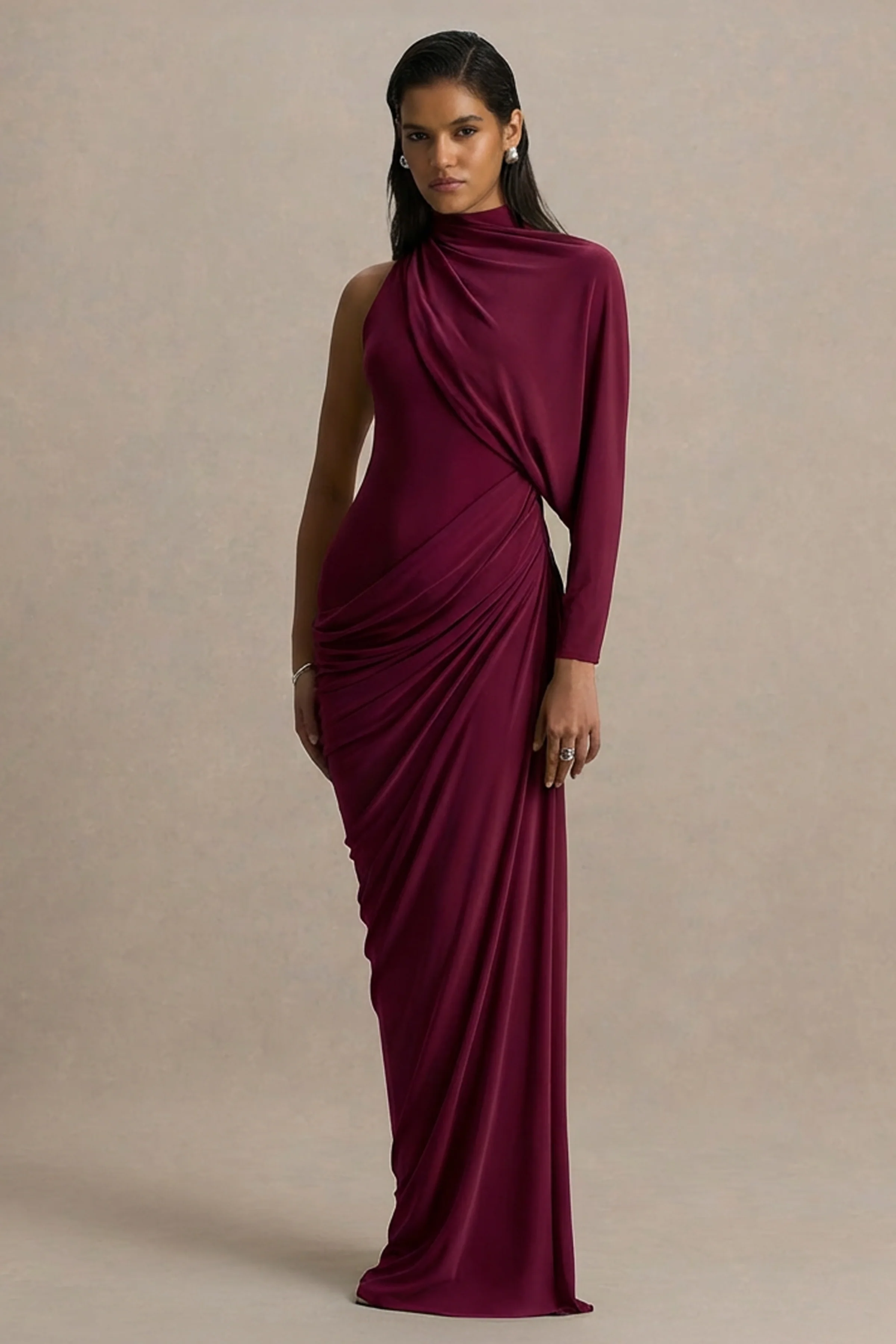 Aphra | Robe longue bordeaux à haute encolure et manche cape - Image 5
