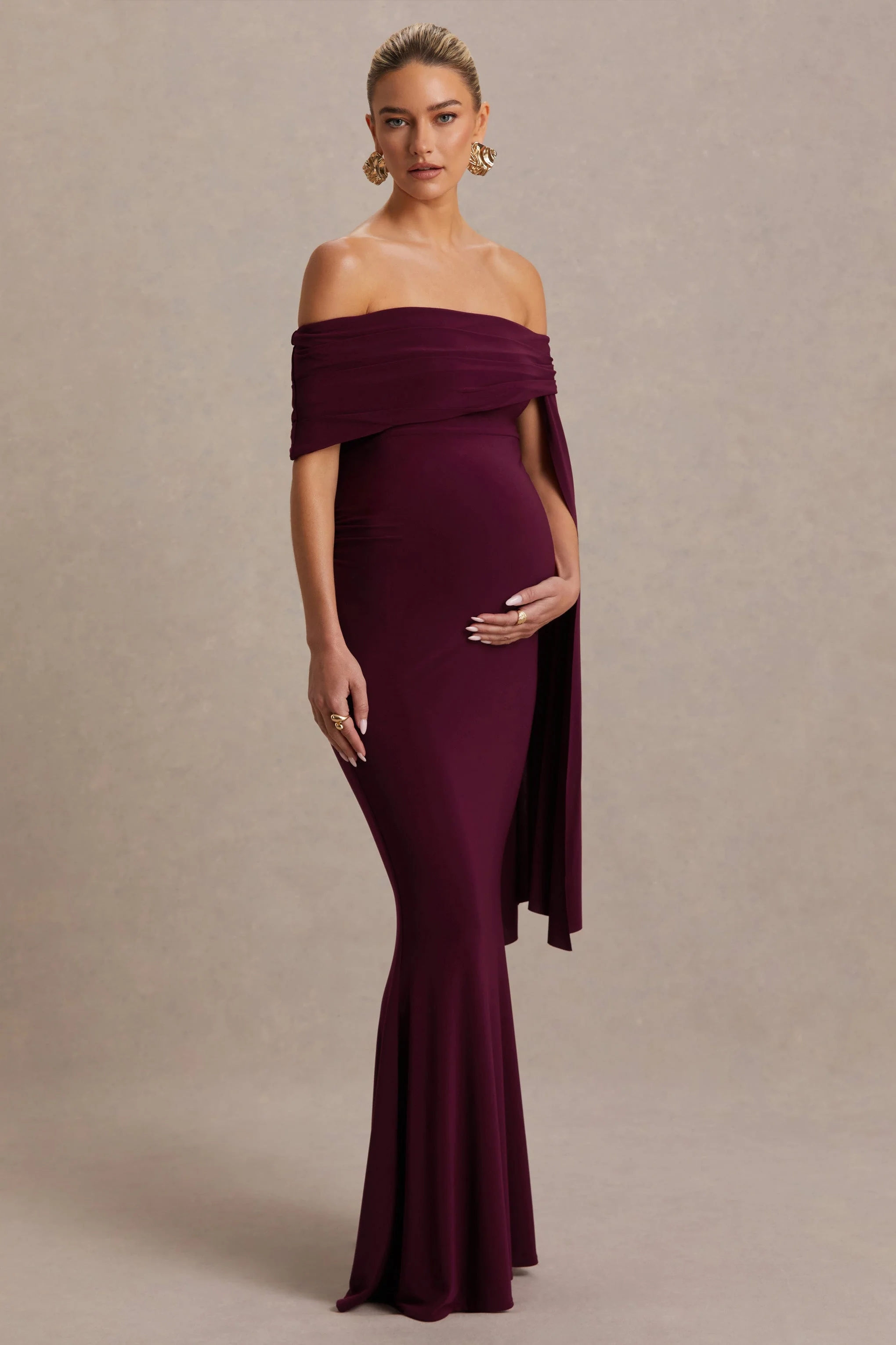 Aquila | Robe longue de maternité bordeaux à encolure bardot avec manche drapée