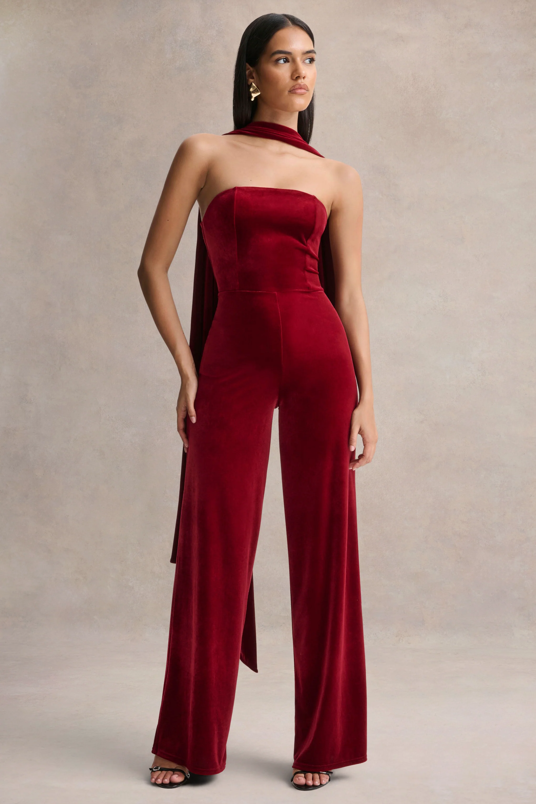 Arcane | Combinaison bordeaux en velours à encolure bandeau avec écharpe
