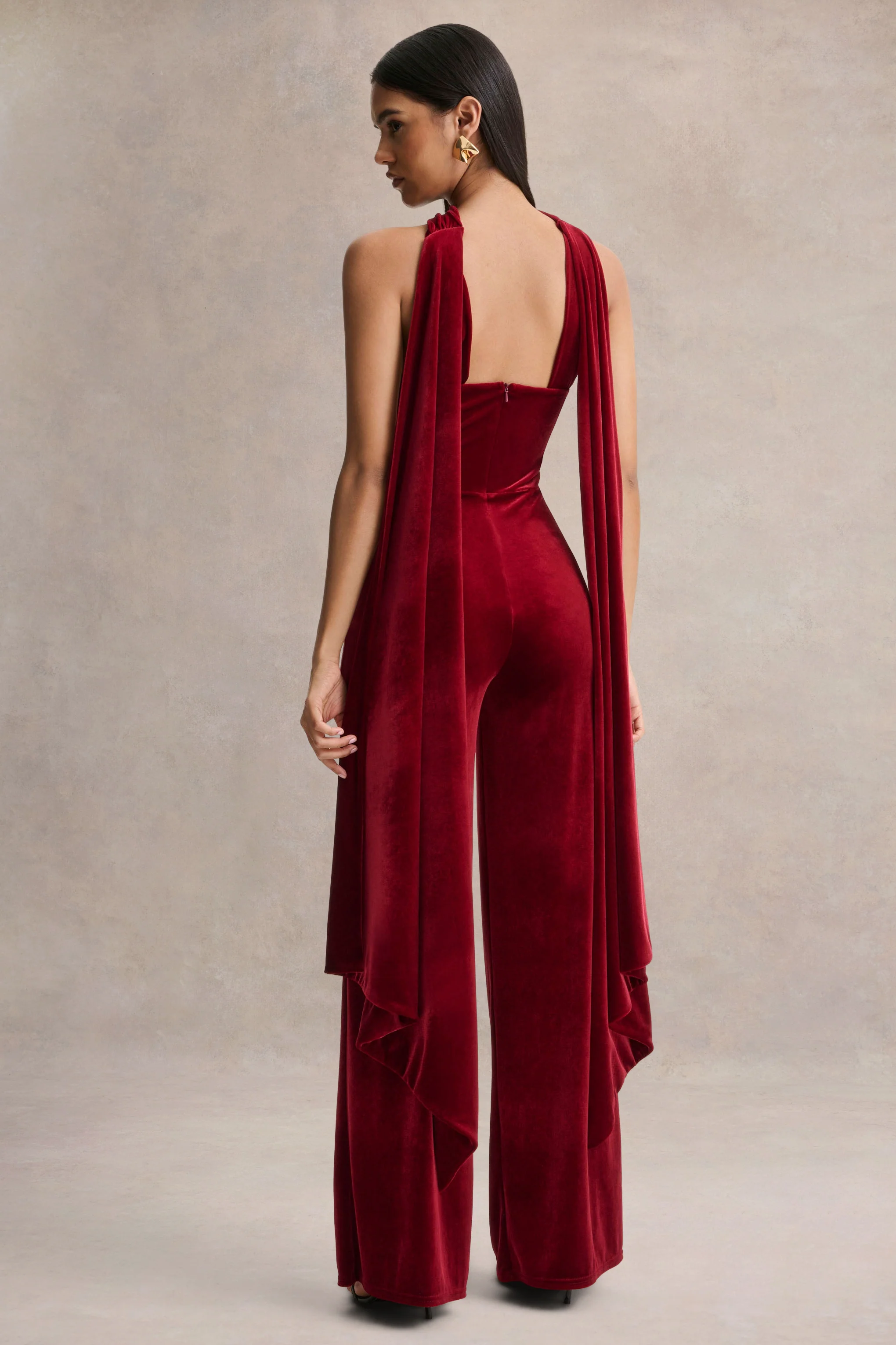 Arcane | Combinaison bordeaux en velours à encolure bandeau avec écharpe - Image 2