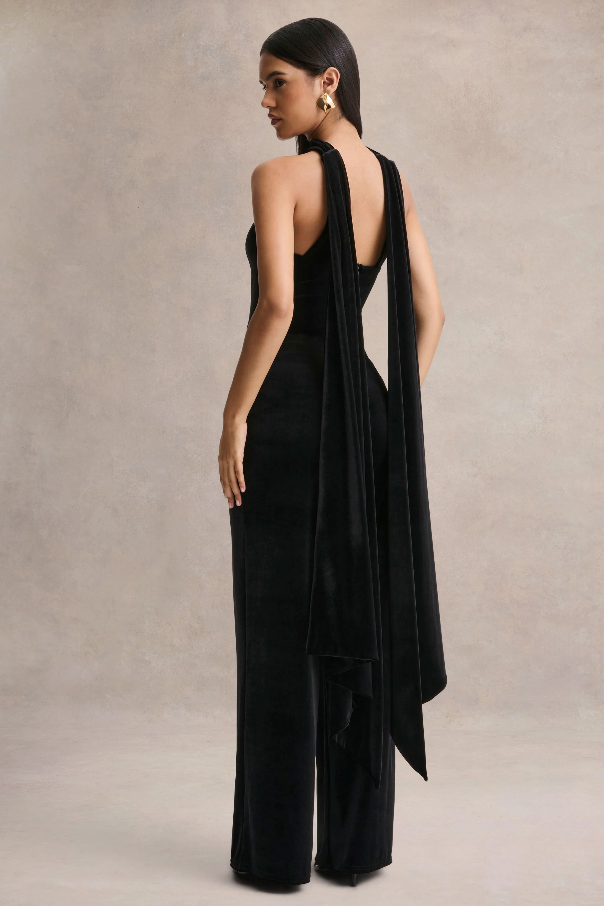 Arcane | Combinaison noire en velours à encolure bandeau avec écharpe - Image 2