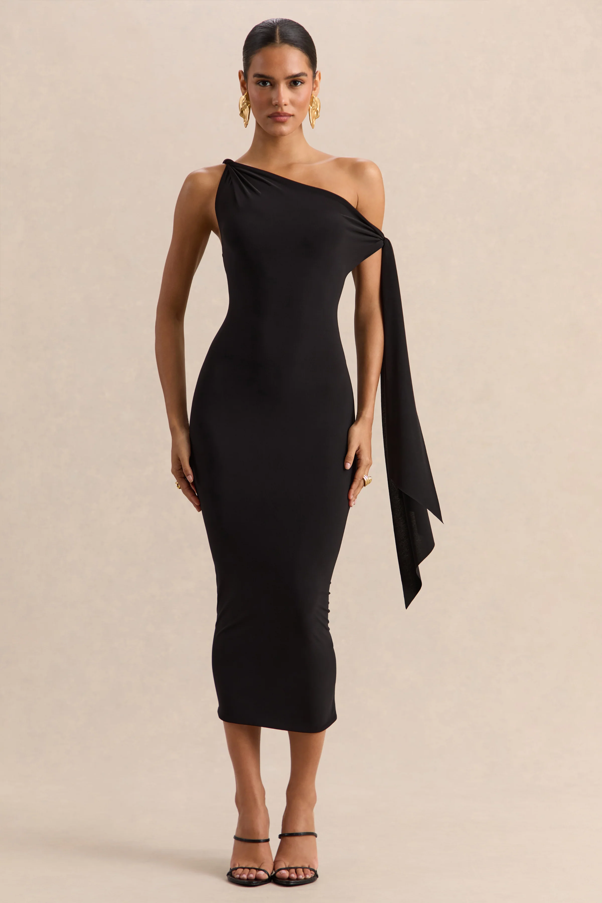 Arcelia | Robe mi-longue noire à encolure asymétrique avec détail noué sur la manche
