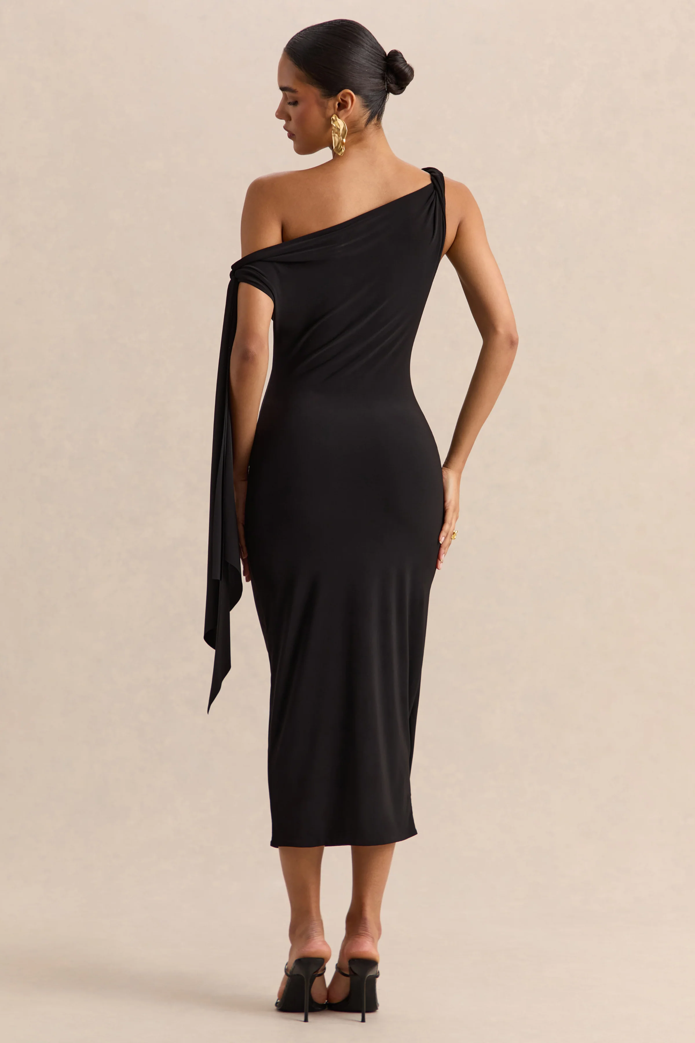 Arcelia | Robe mi-longue noire à encolure asymétrique avec détail noué sur la manche - Image 2