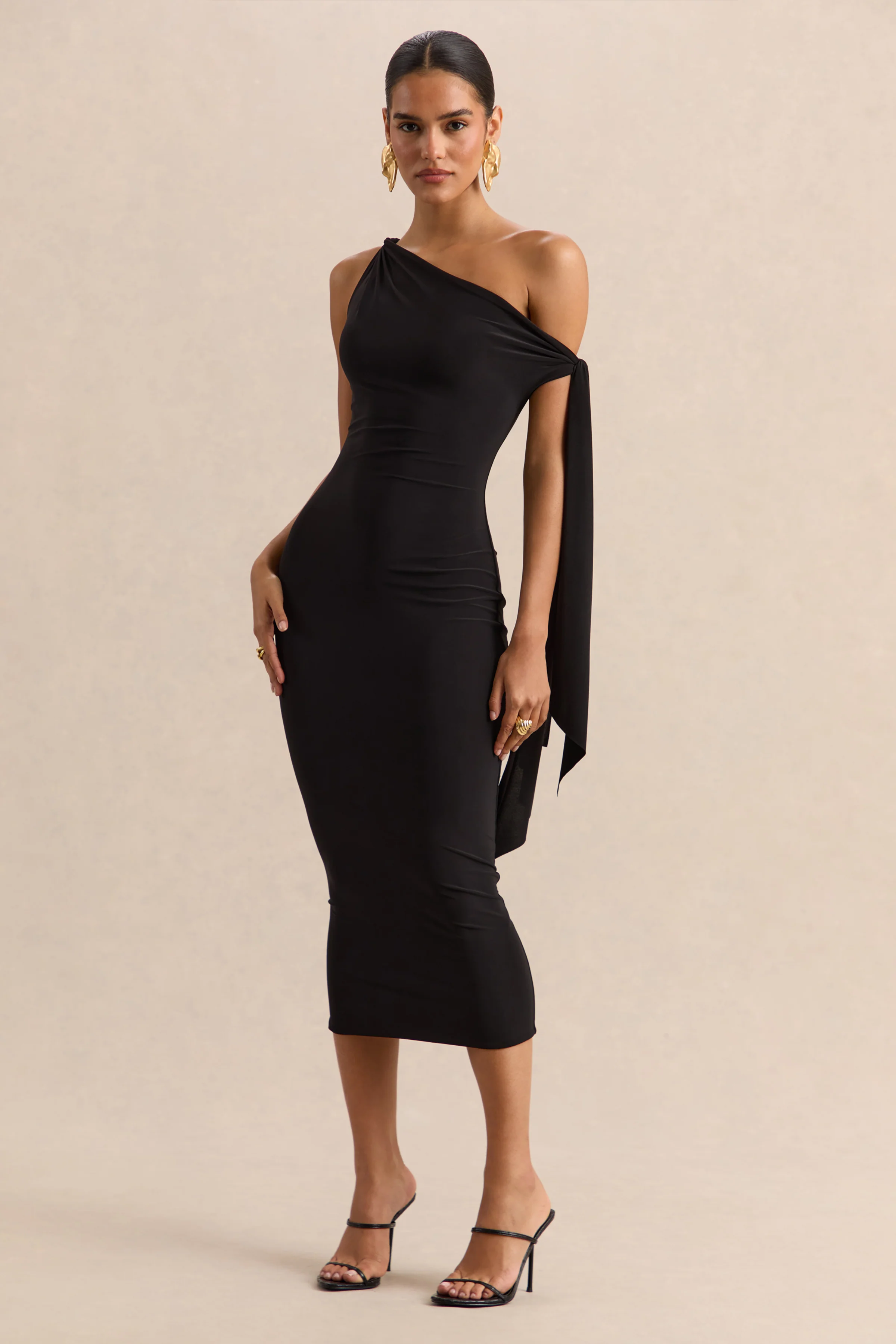 Arcelia | Robe mi-longue noire à encolure asymétrique avec détail noué sur la manche - Image 4