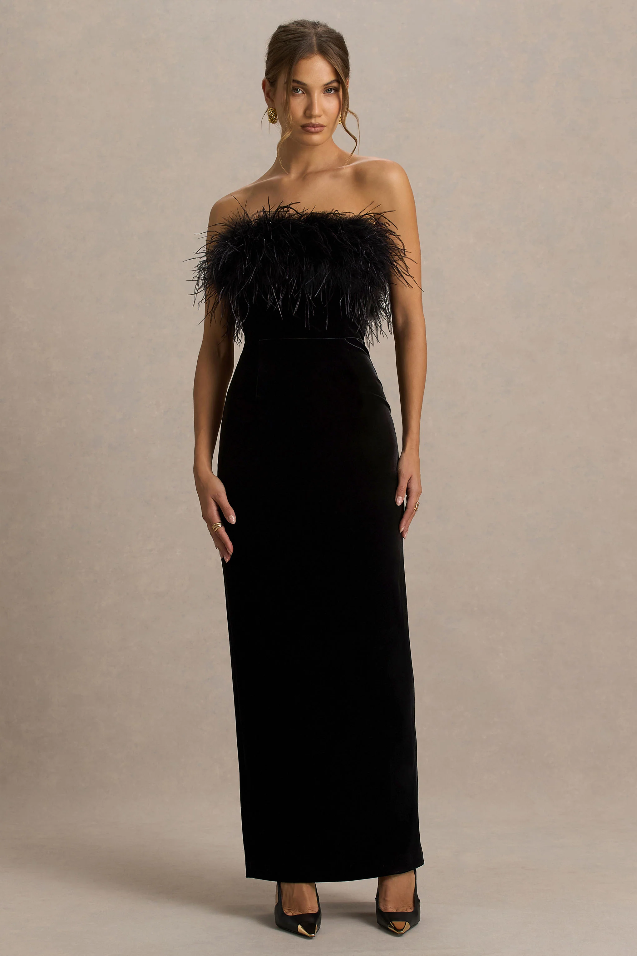 Arella | Robe Longue en Velours Noir à Encolure Bardot avec Bordure en Plumes