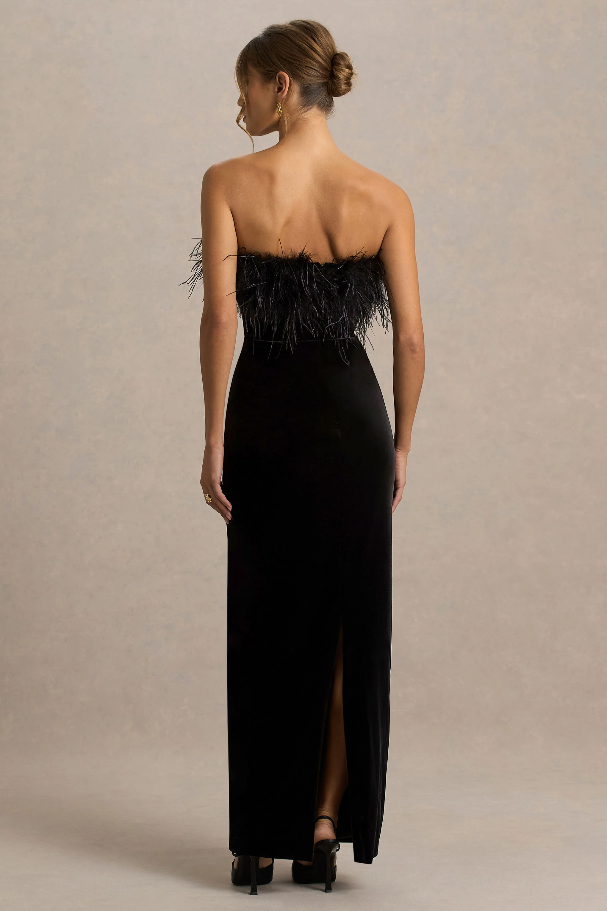 Arella | Robe Longue en Velours Noir à Encolure Bardot avec Bordure en Plumes - Image 2