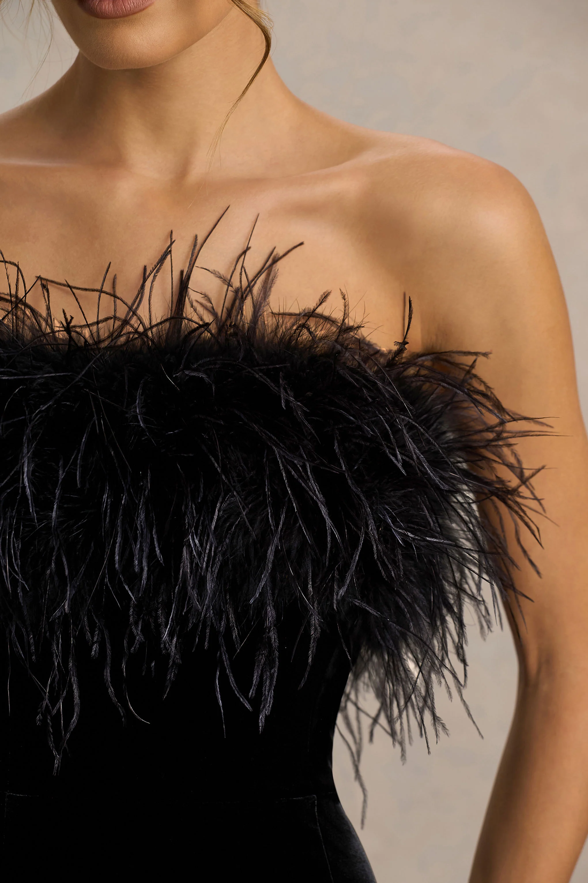 Arella | Robe Longue en Velours Noir à Encolure Bardot avec Bordure en Plumes - Image 3