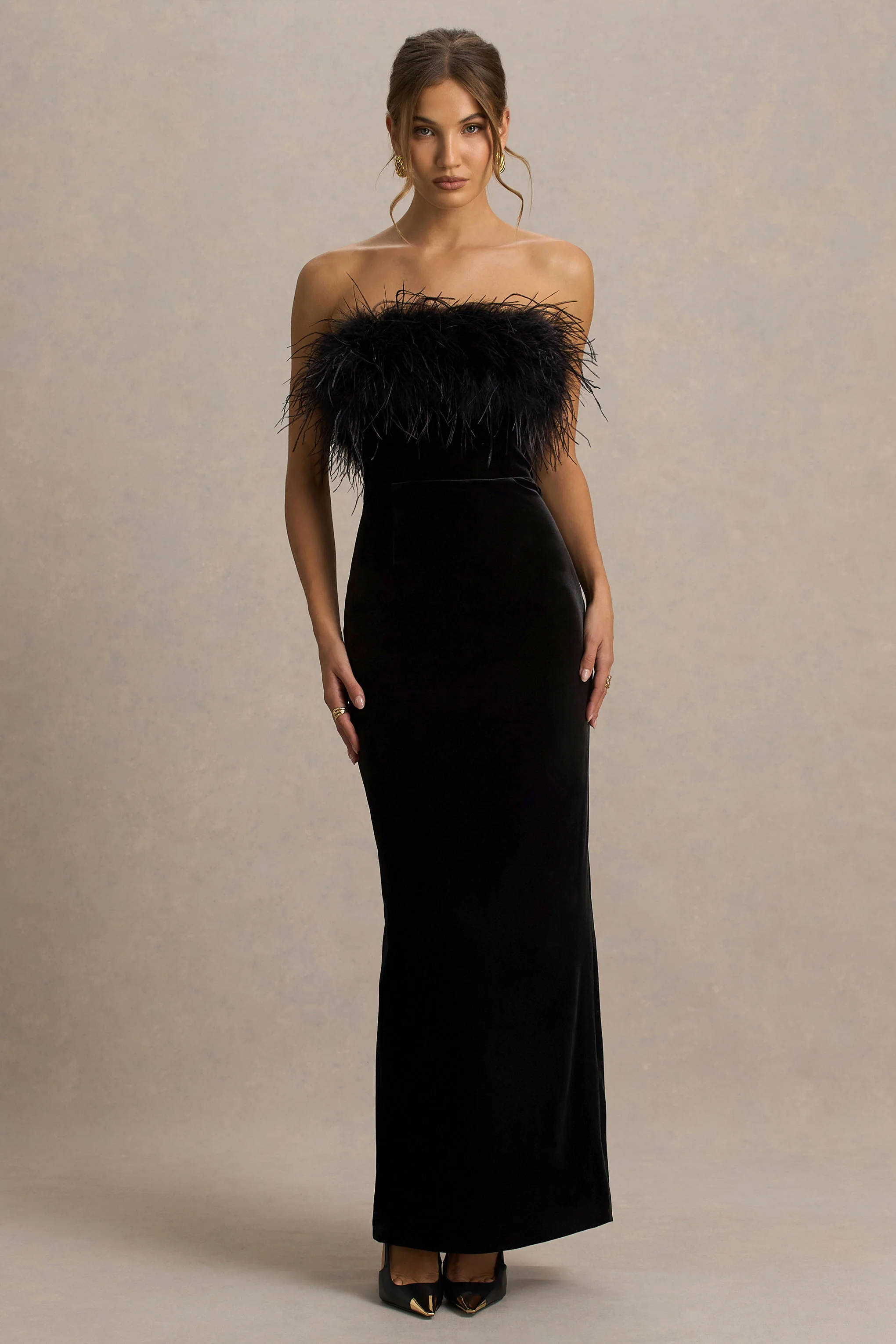 Arella | Robe Longue en Velours Noir à Encolure Bardot avec Bordure en Plumes - Image 4