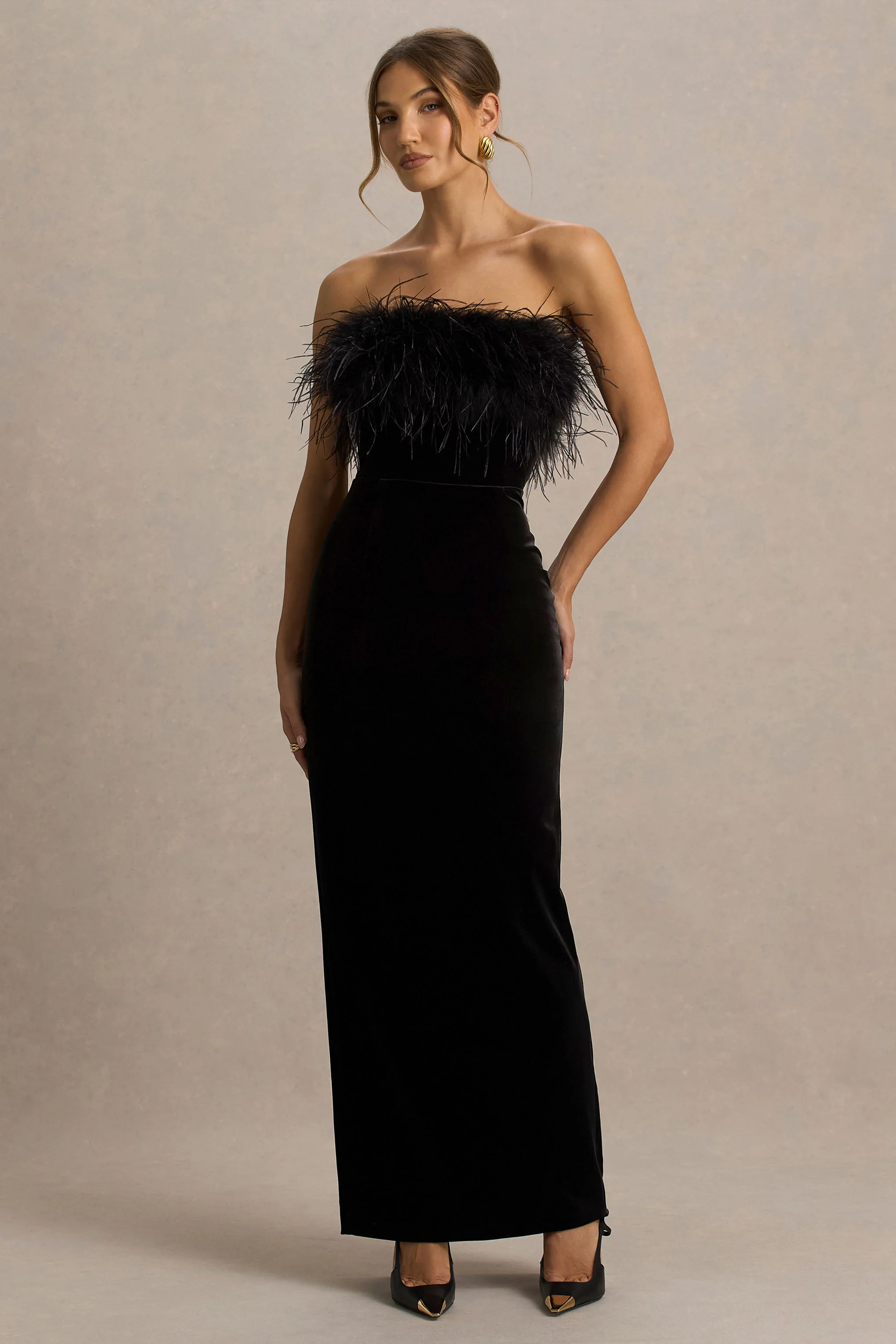 Arella | Robe Longue en Velours Noir à Encolure Bardot avec Bordure en Plumes - Image 5