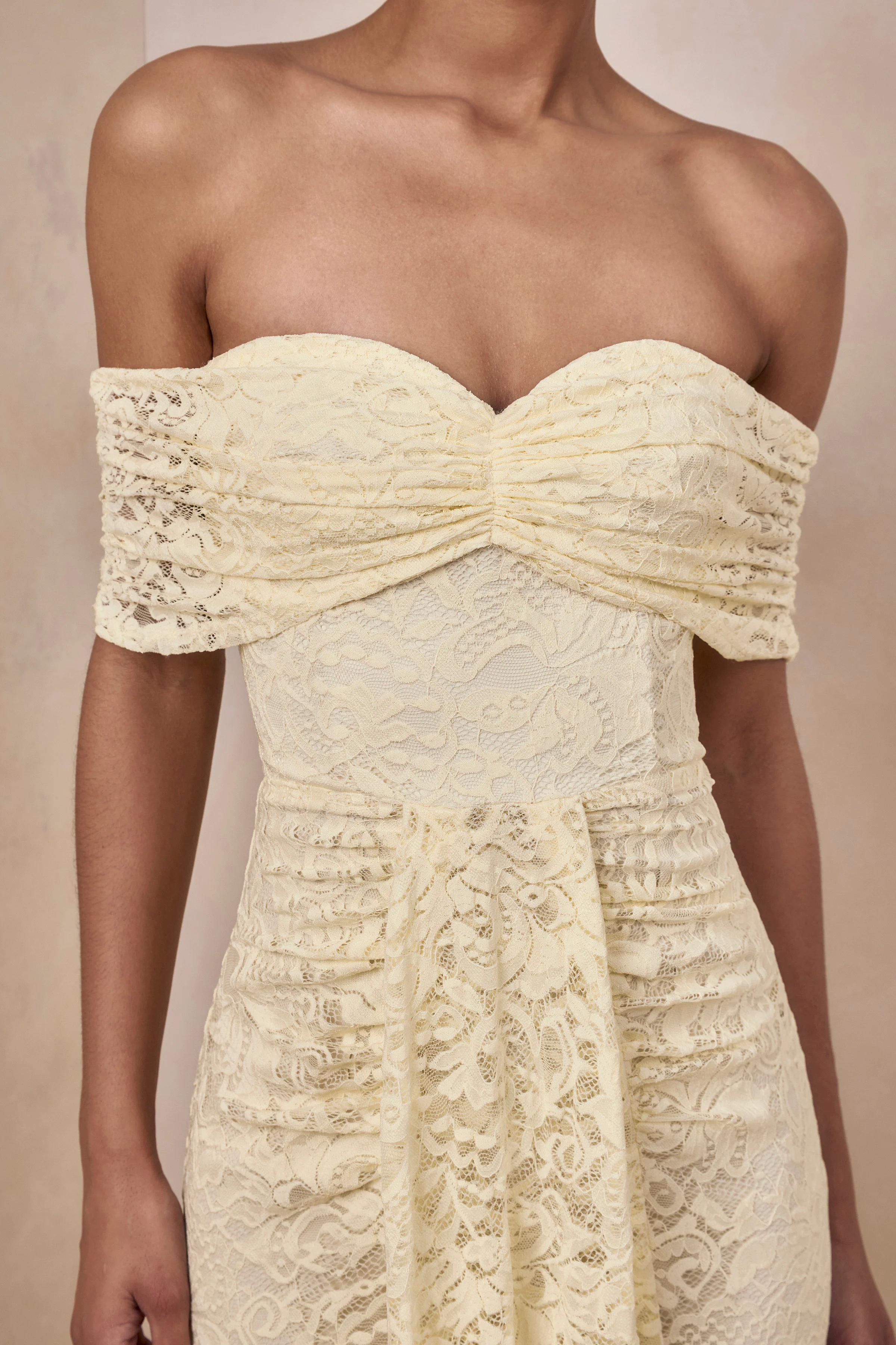 Aries | Robe longue en dentelle citron à décolleté bardot avec détails froncés - Image 3