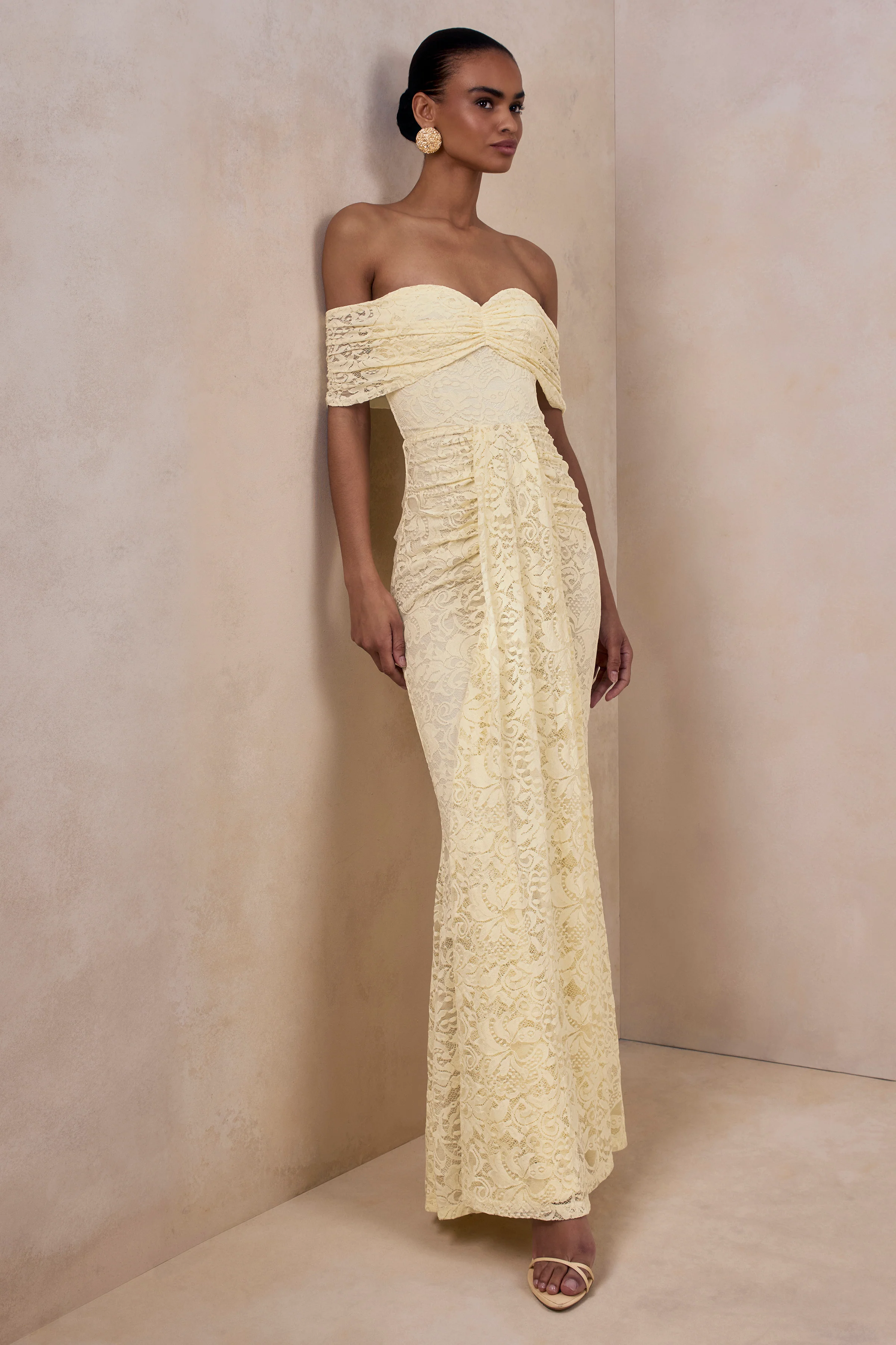 Aries | Robe longue en dentelle citron à décolleté bardot avec détails froncés - Image 4