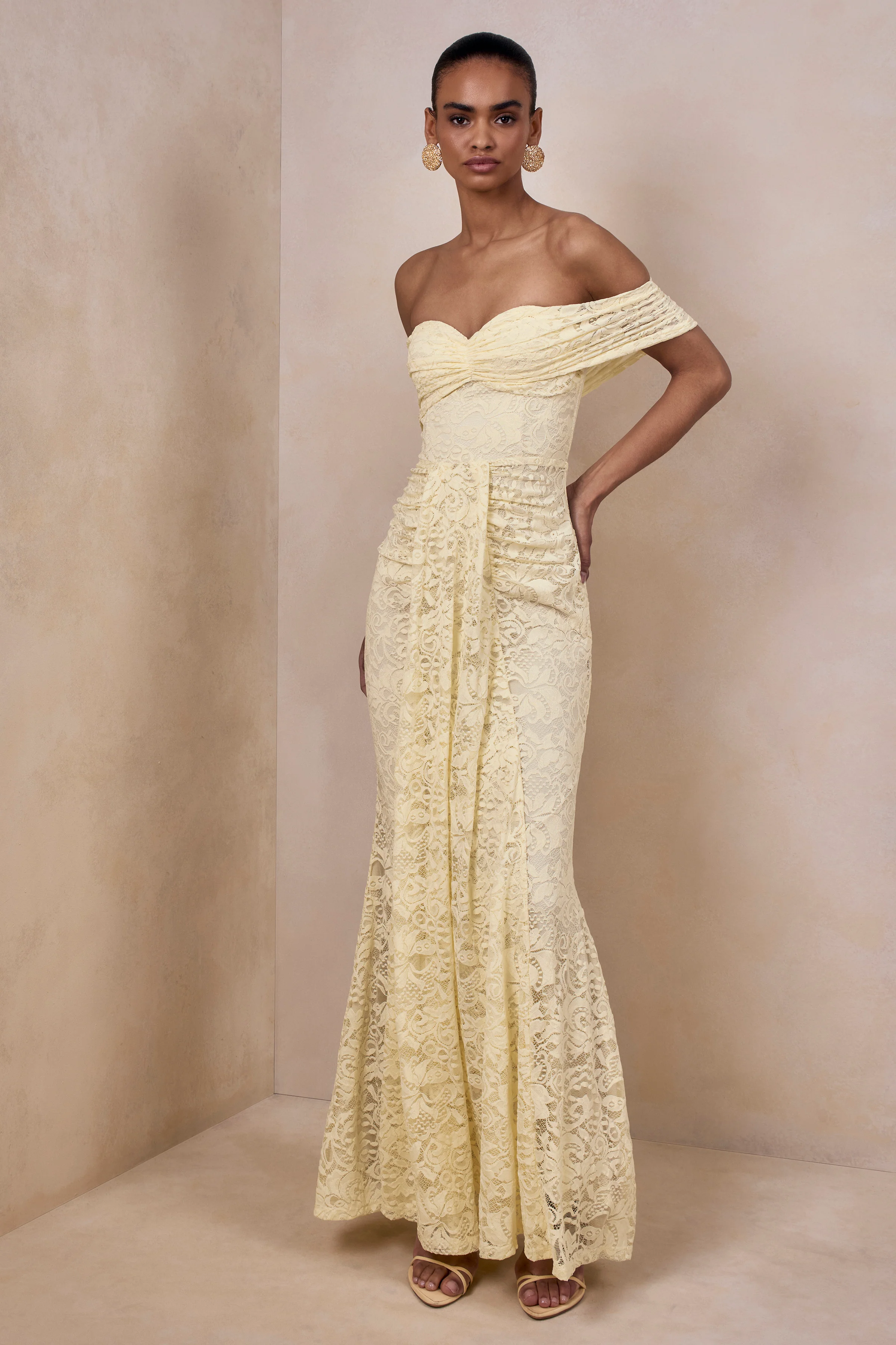 Aries | Robe longue en dentelle citron à décolleté bardot avec détails froncés - Image 5