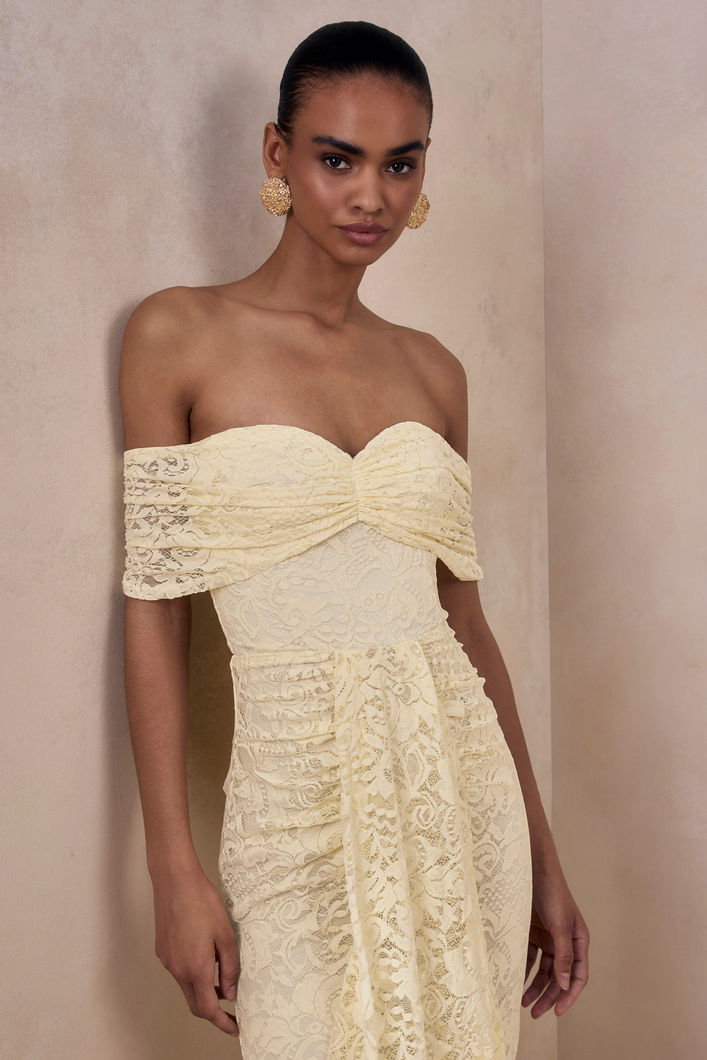 Aries | Robe longue en dentelle citron à décolleté bardot avec détails froncés - Image 6