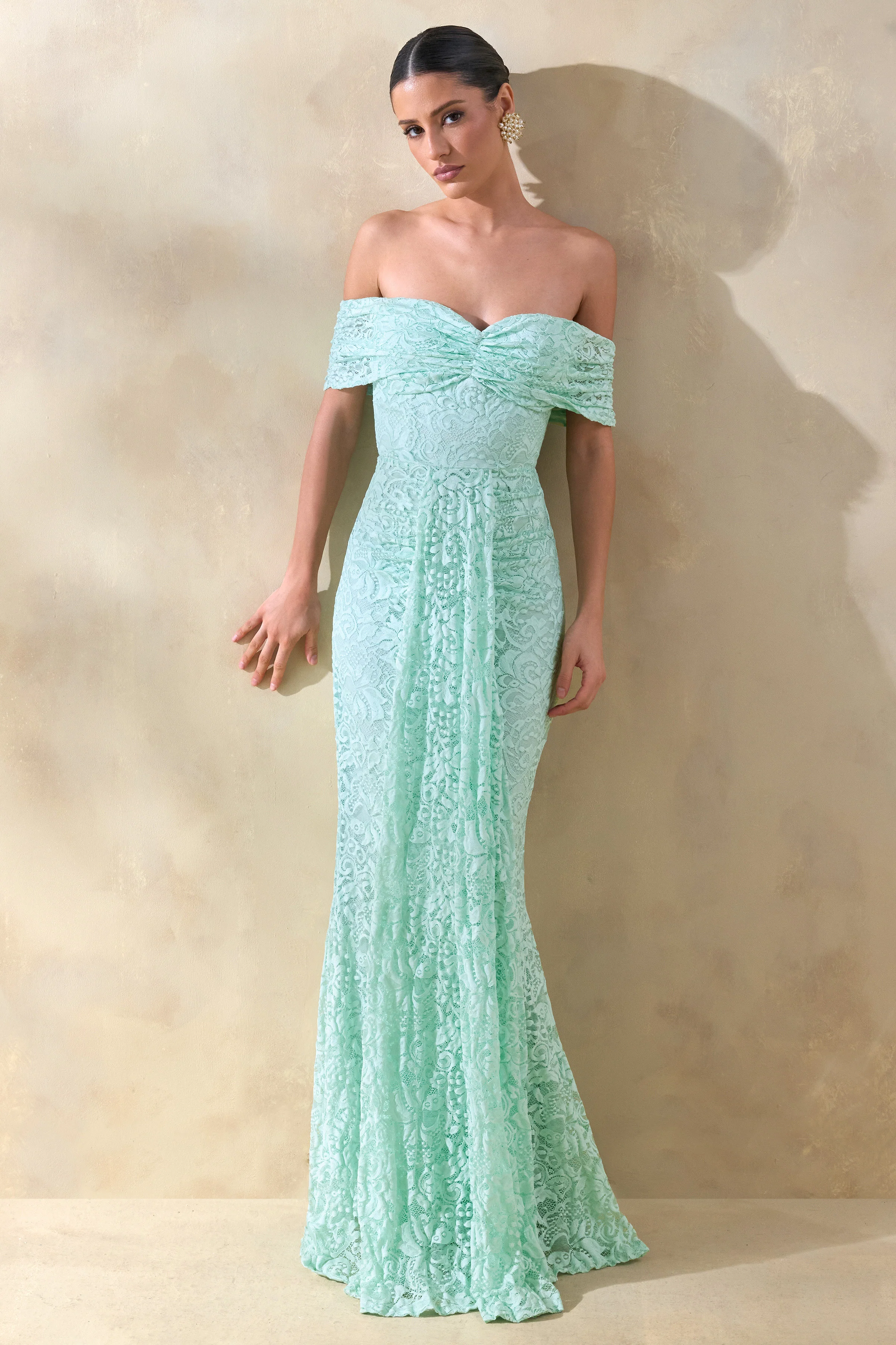 Aries | Robe longue en dentelle menthe à décolleté bardot avec détails froncés - Image 4