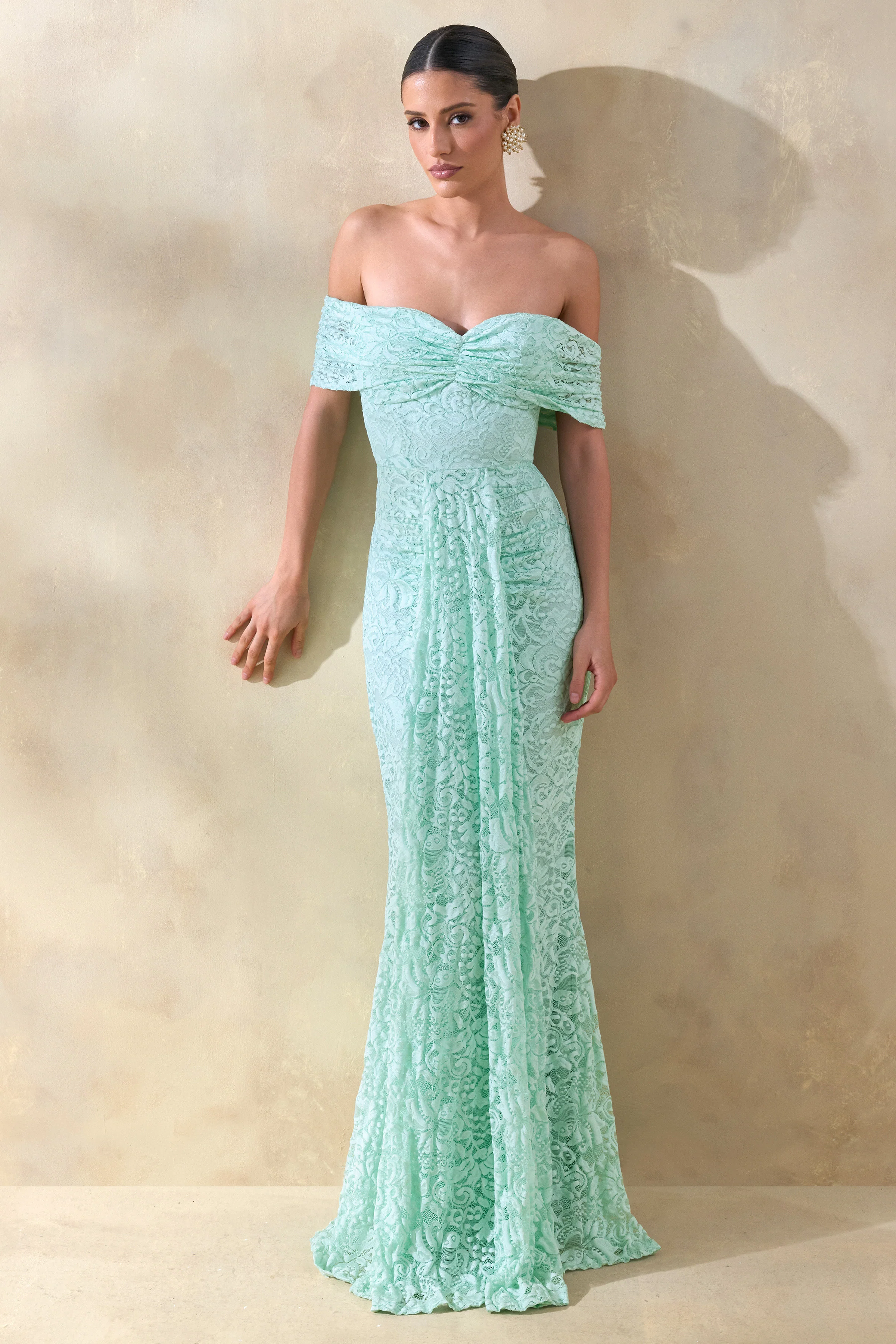 Aries | Robe longue en dentelle menthe à décolleté bardot avec détails froncés - Image 5
