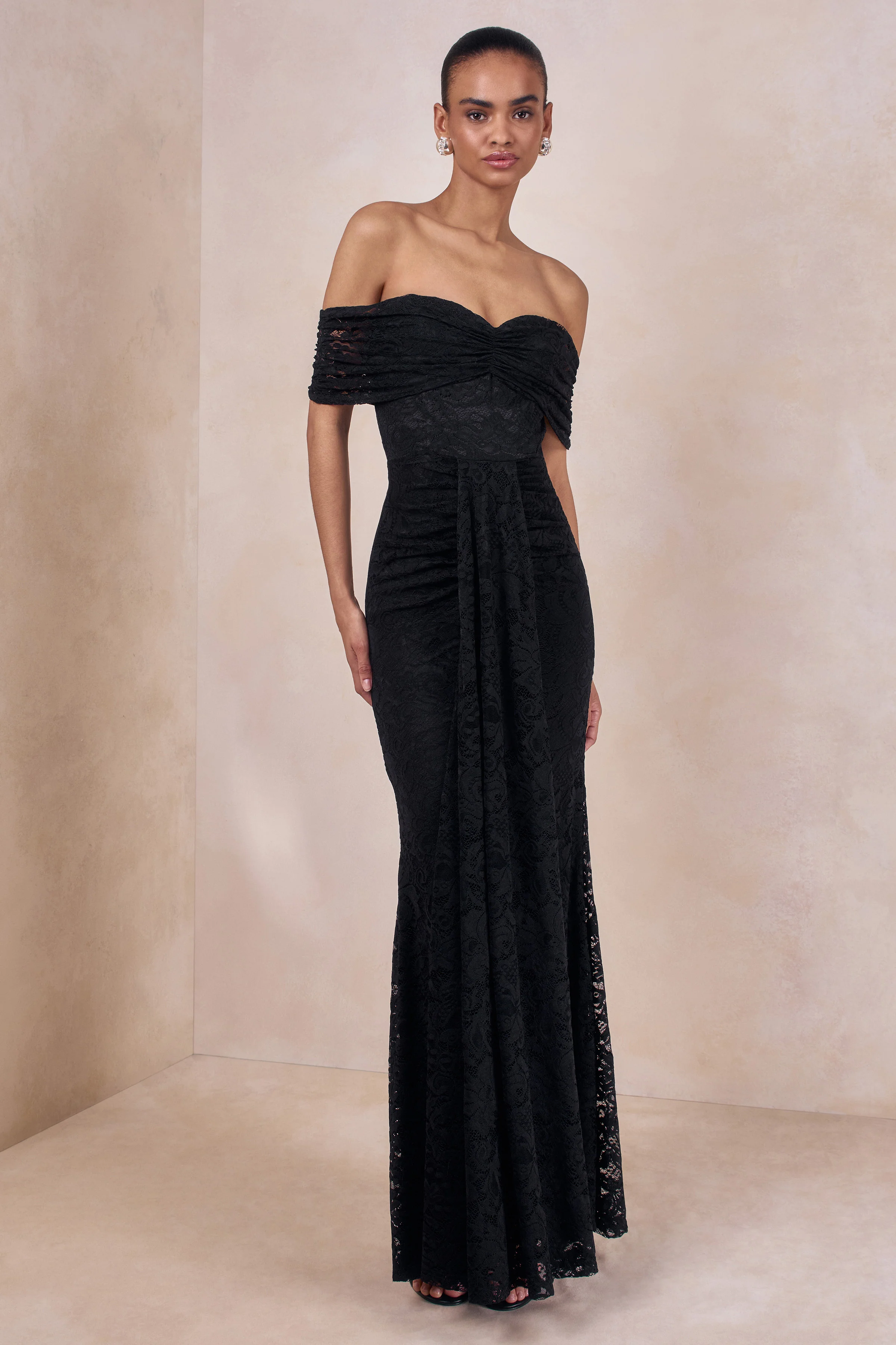 Aries | Robe longue noire en dentelle à encolure bardot et détails froncés - Image 4