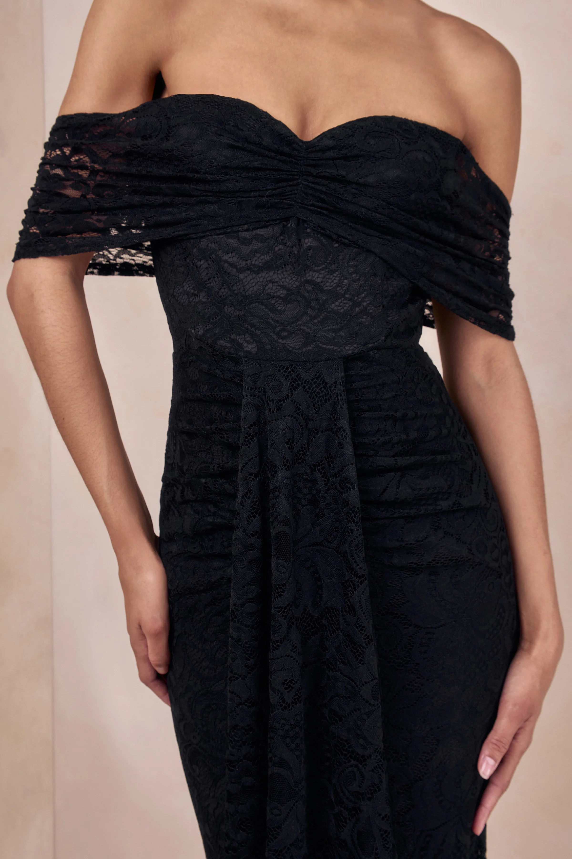 Aries | Robe longue noire en dentelle à encolure bardot et détails froncés - Image 6