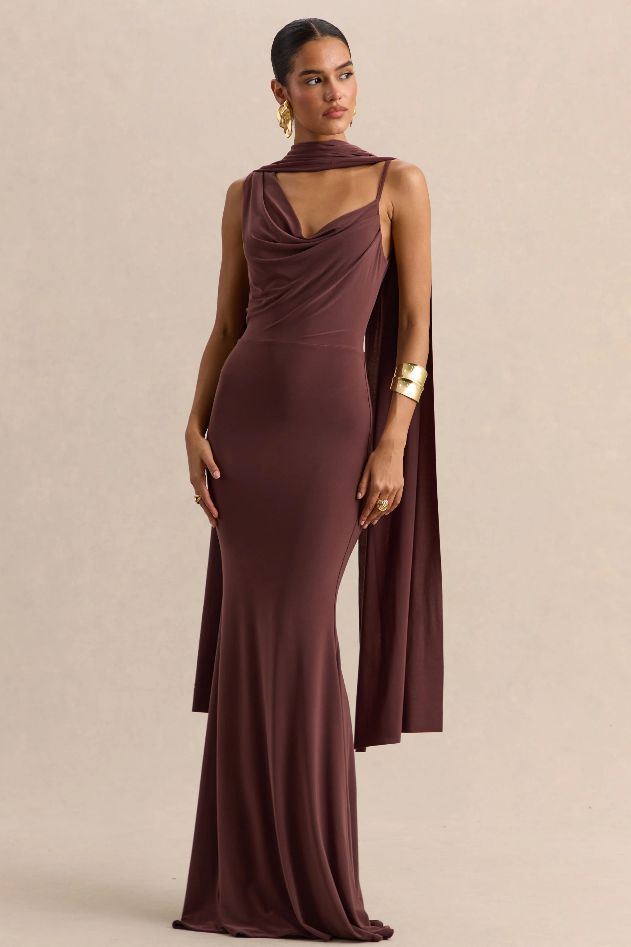 Armelia | Robe longue marron à encolure drapée avec détail écharpe