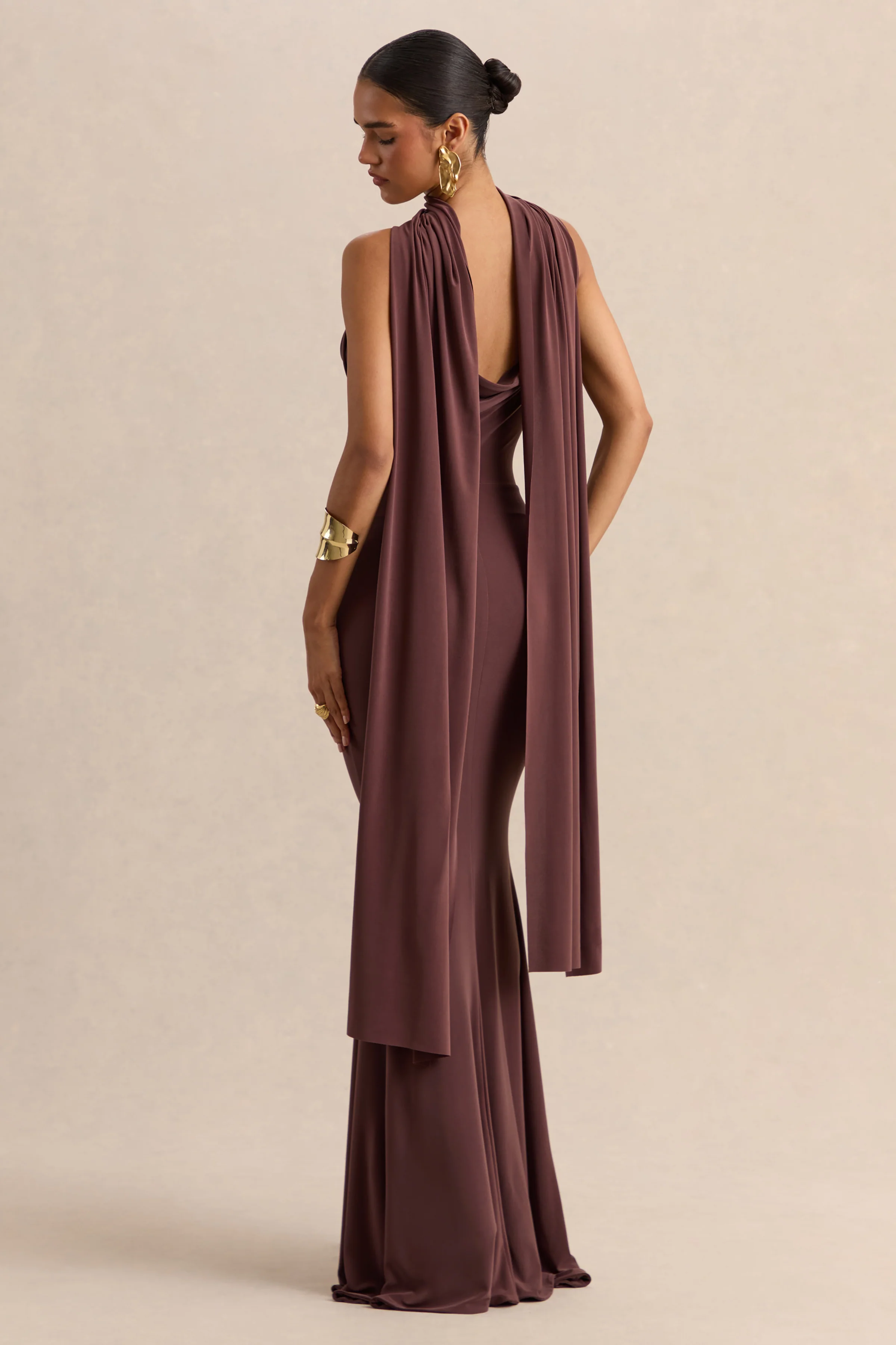 Armelia | Robe longue marron à encolure drapée avec détail écharpe - Image 2