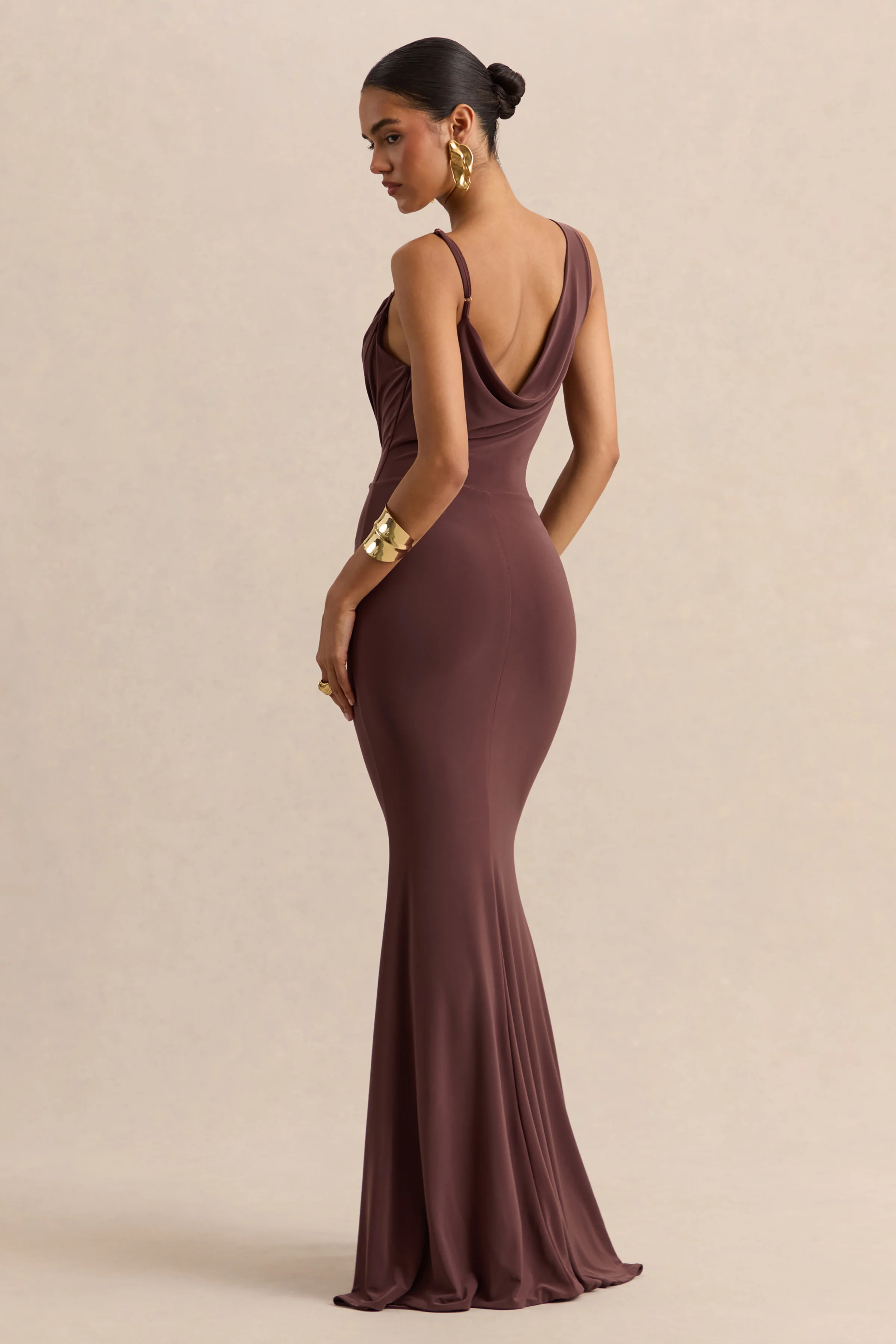 Armelia | Robe longue marron à encolure drapée avec détail écharpe - Image 5