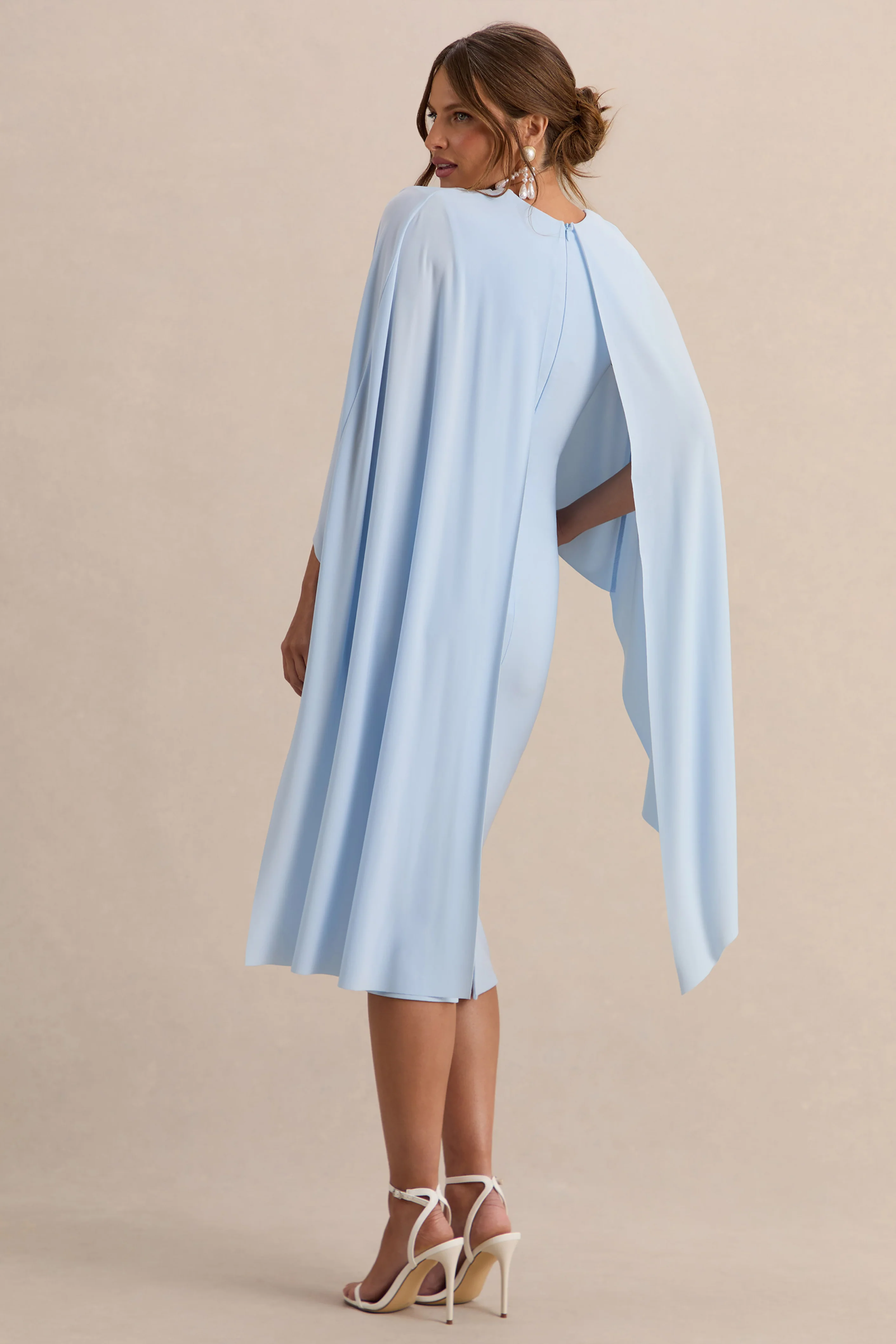 Arwen | Robe de grossesse mi-longue bleu poudré à encolure ronde avec détail de cape - Image 2