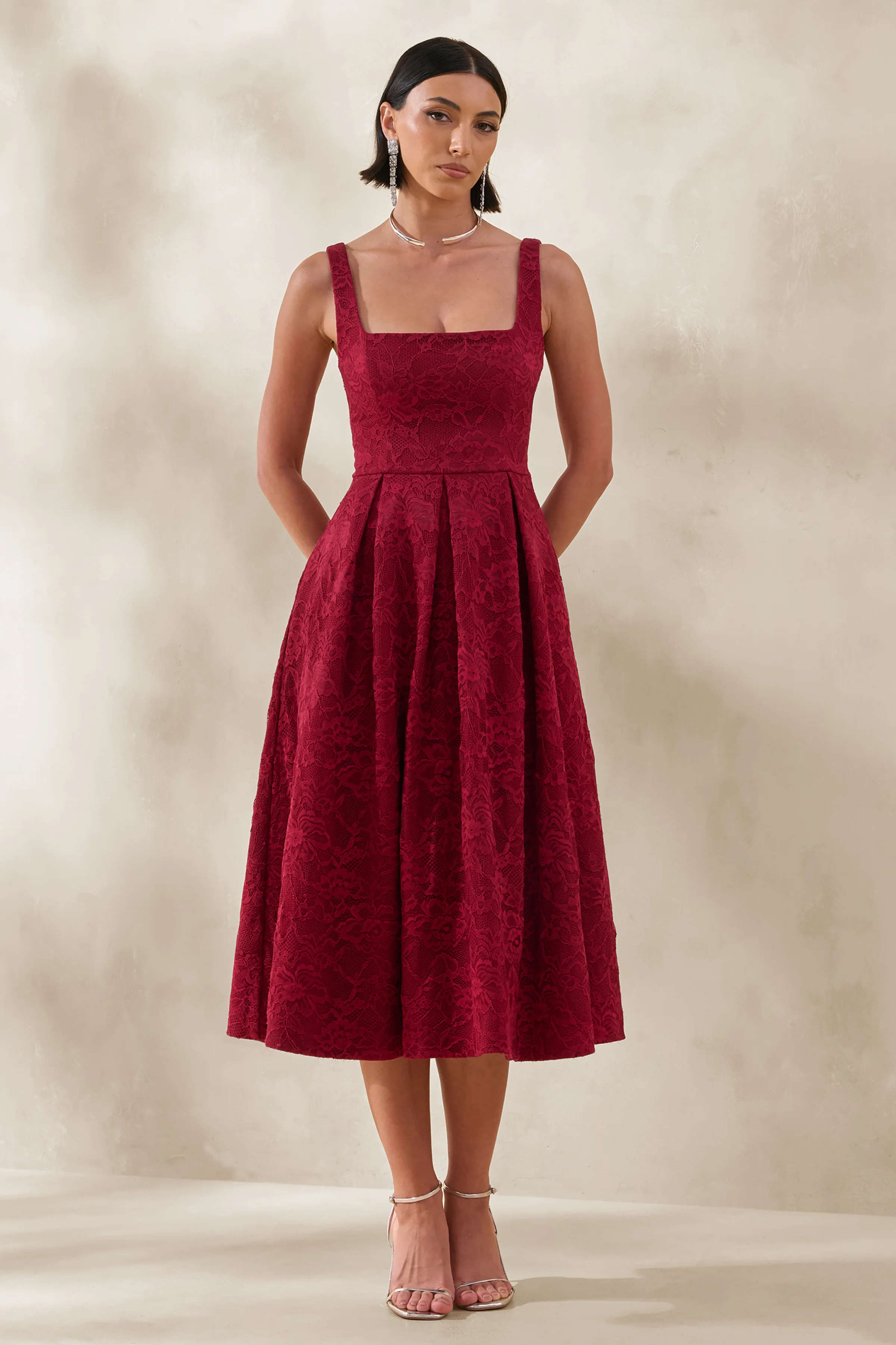 Ashmara | Robe mi-longue en dentelle bordeaux à encolure carrée
