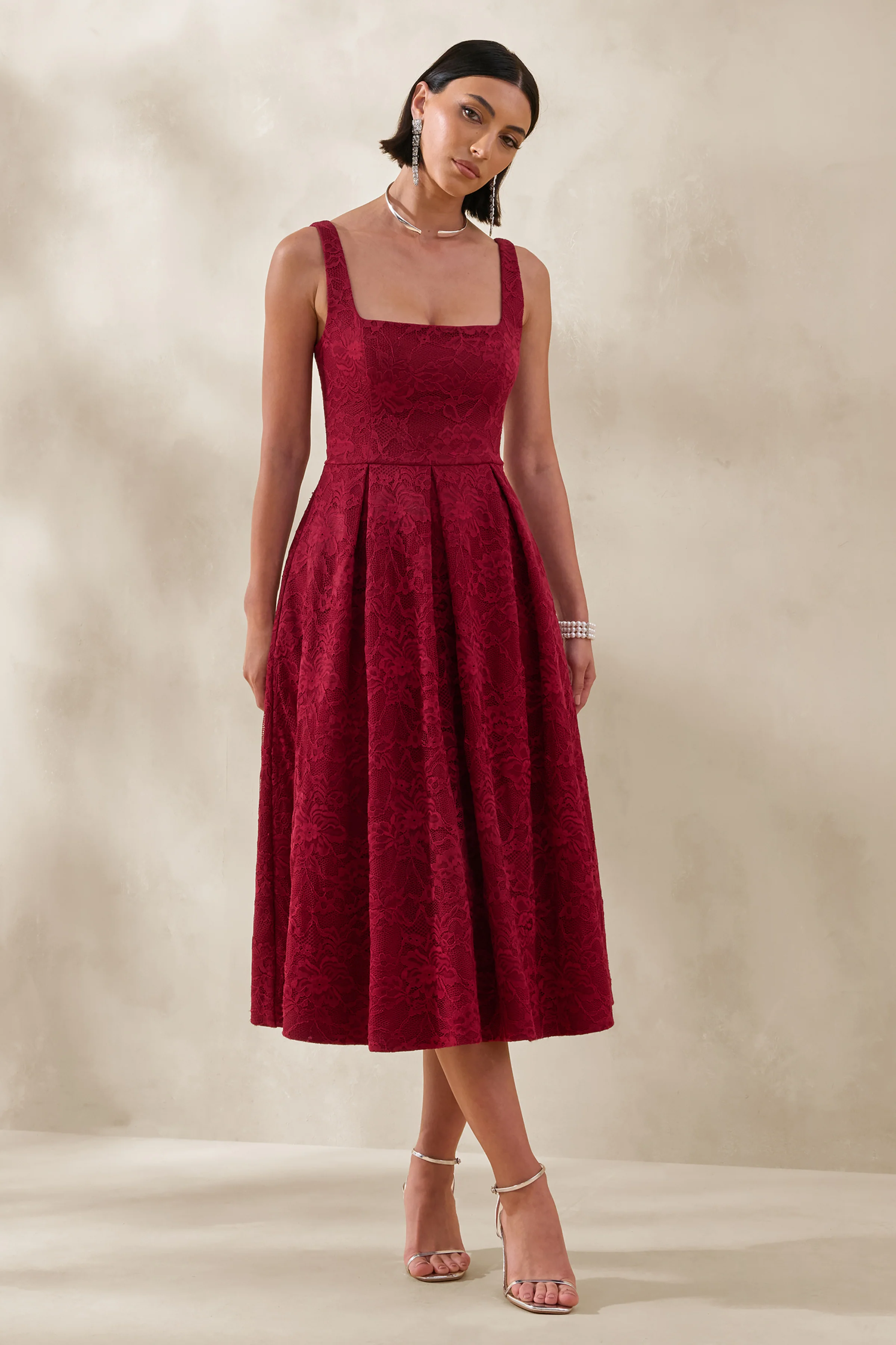 Ashmara | Robe mi-longue en dentelle bordeaux à encolure carrée - Image 5