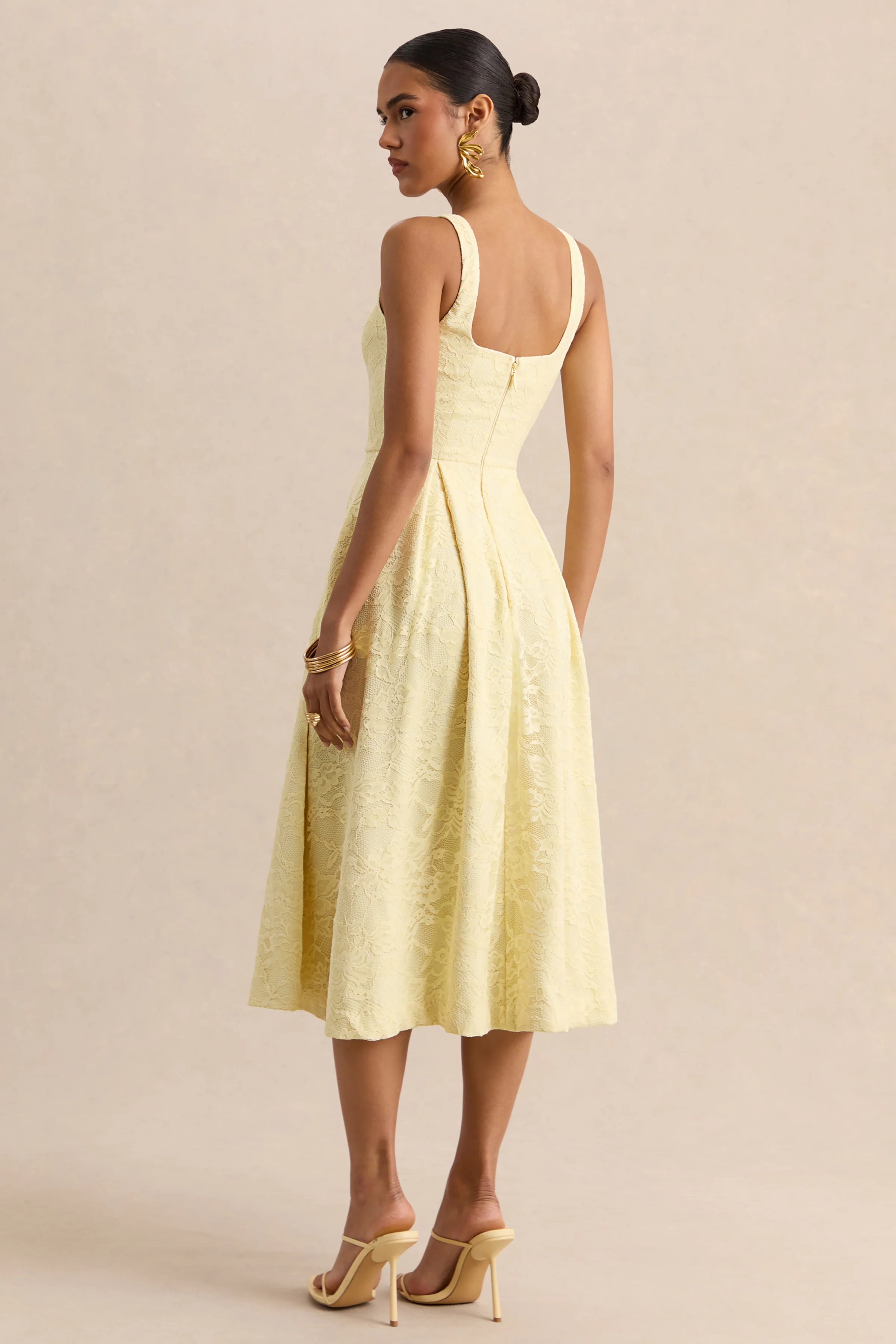 Ashmara | Robe mi-longue en dentelle citron à encolure carrée - Image 2
