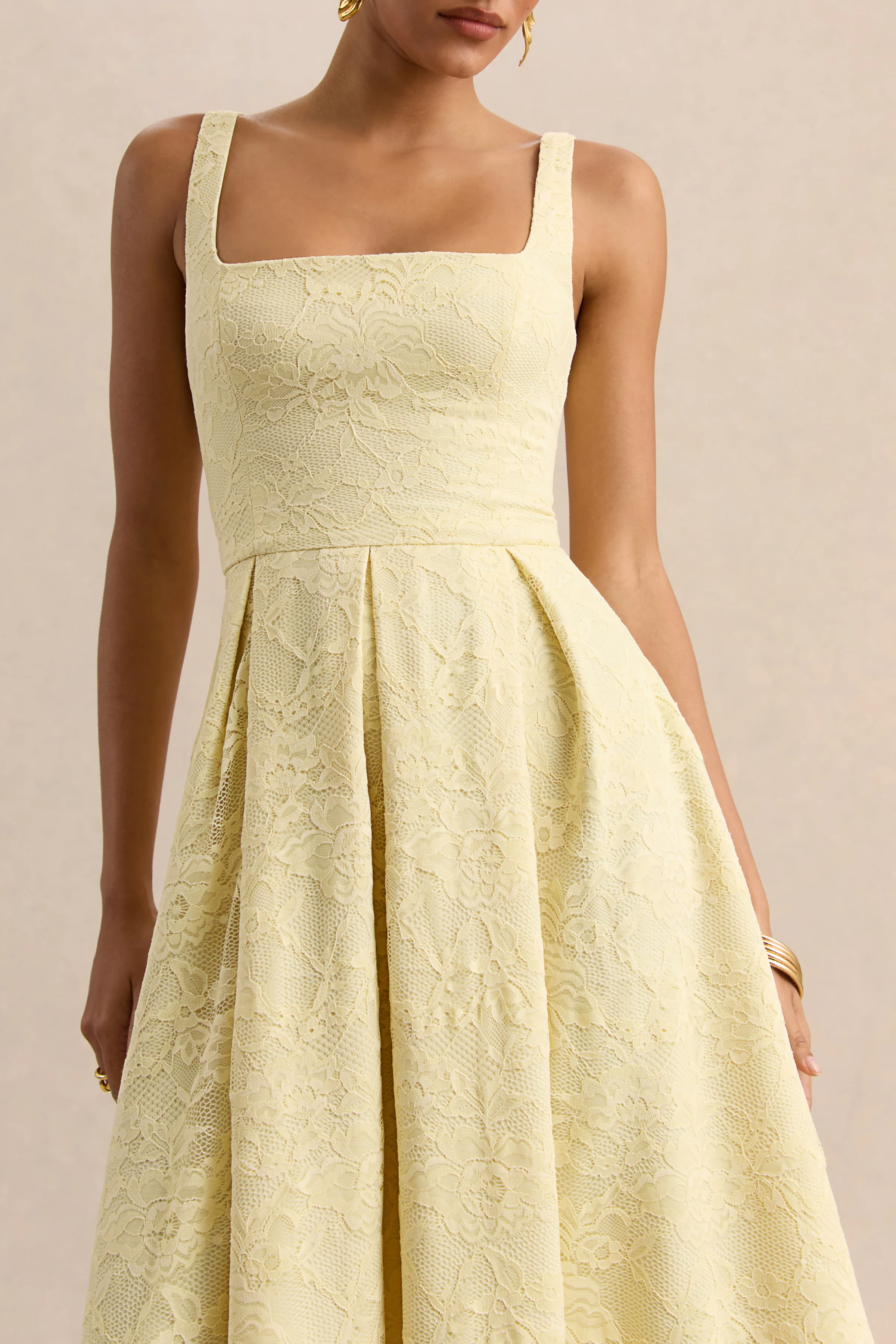 Ashmara | Robe mi-longue en dentelle citron à encolure carrée - Image 3