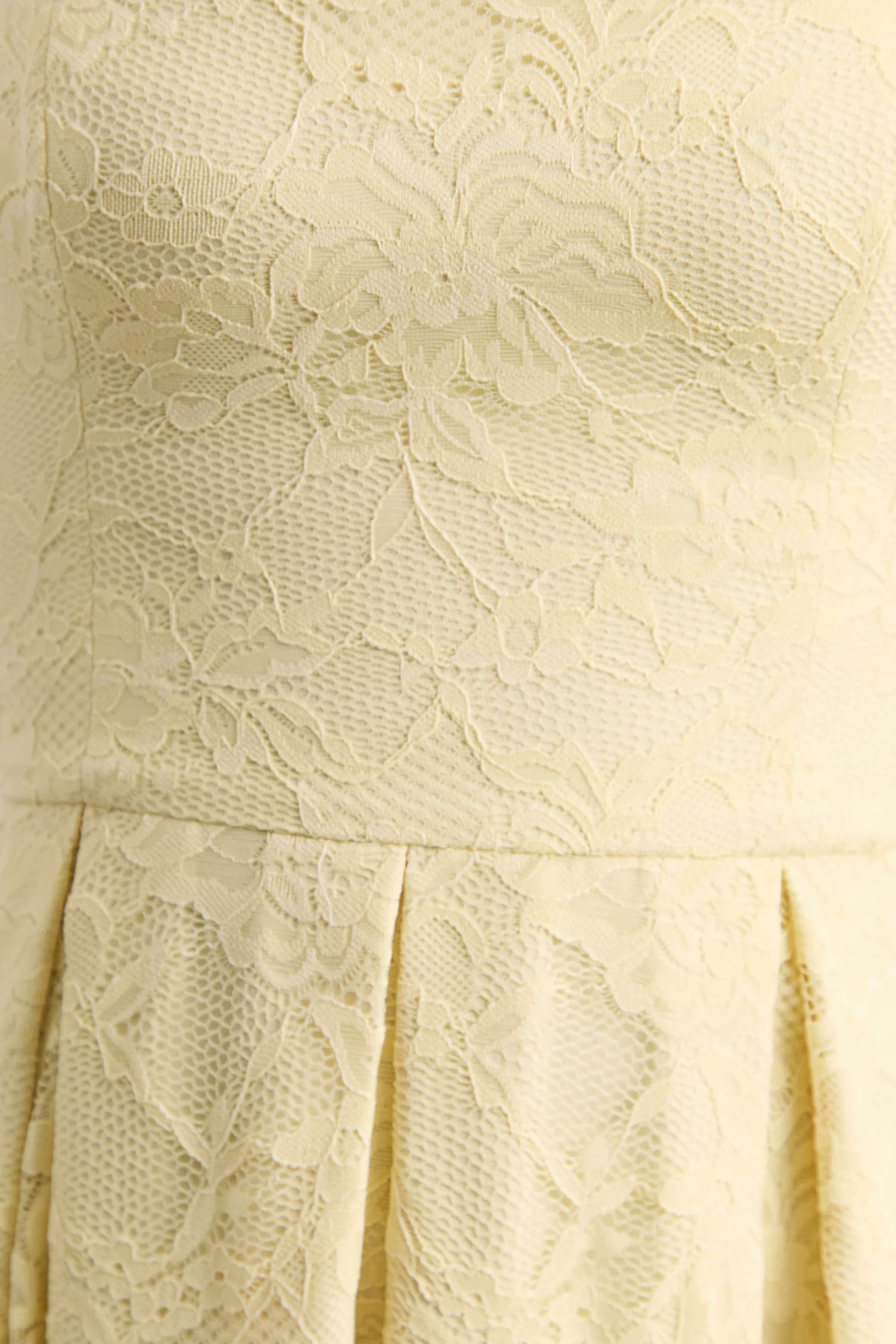 Ashmara | Robe mi-longue en dentelle citron à encolure carrée - Image 6