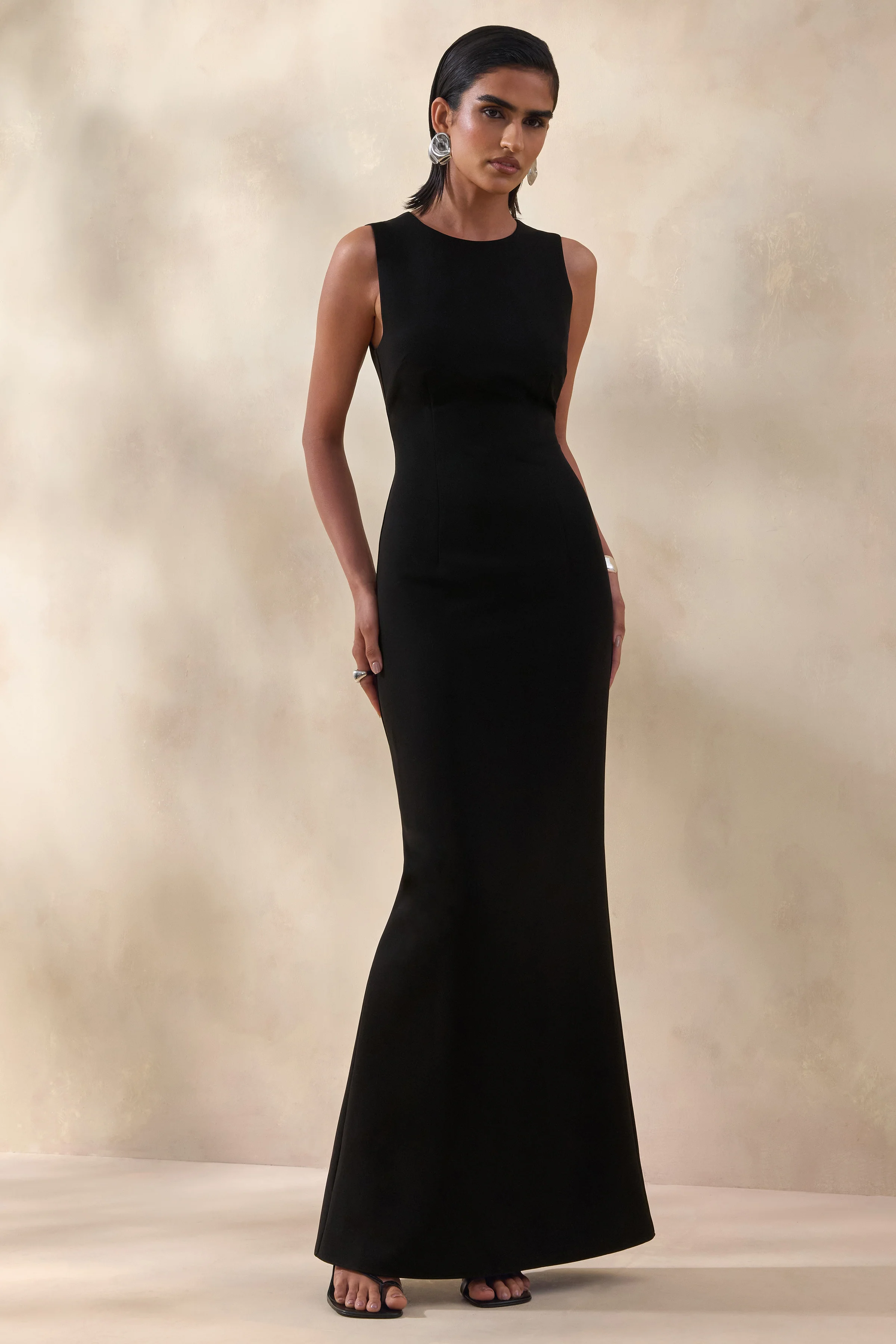 Astrelle | Robe longue noire à encolure haute