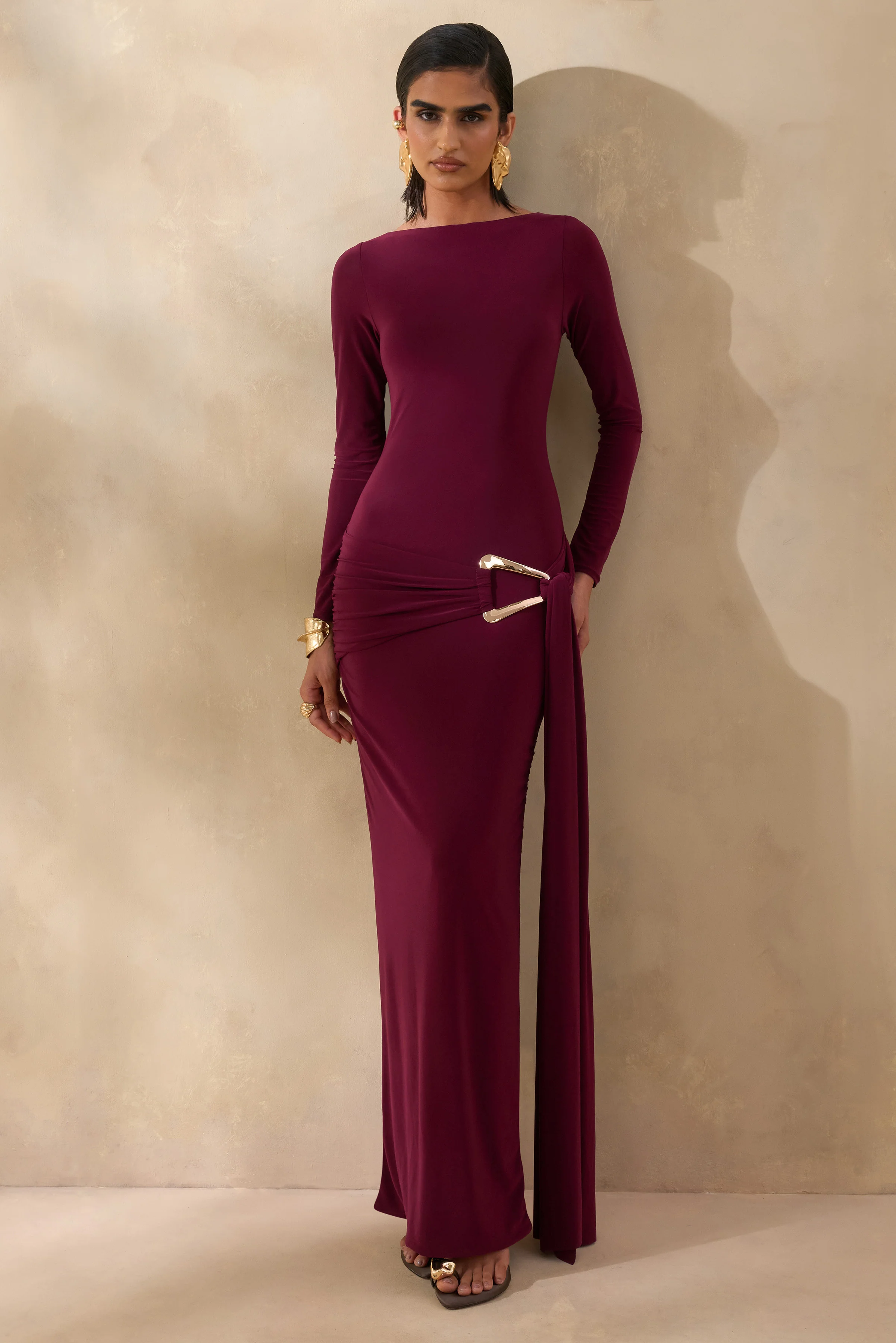 Astrielle | Robe longue bordeaux à encolure ronde avec détail doré et ceinture - Image 5