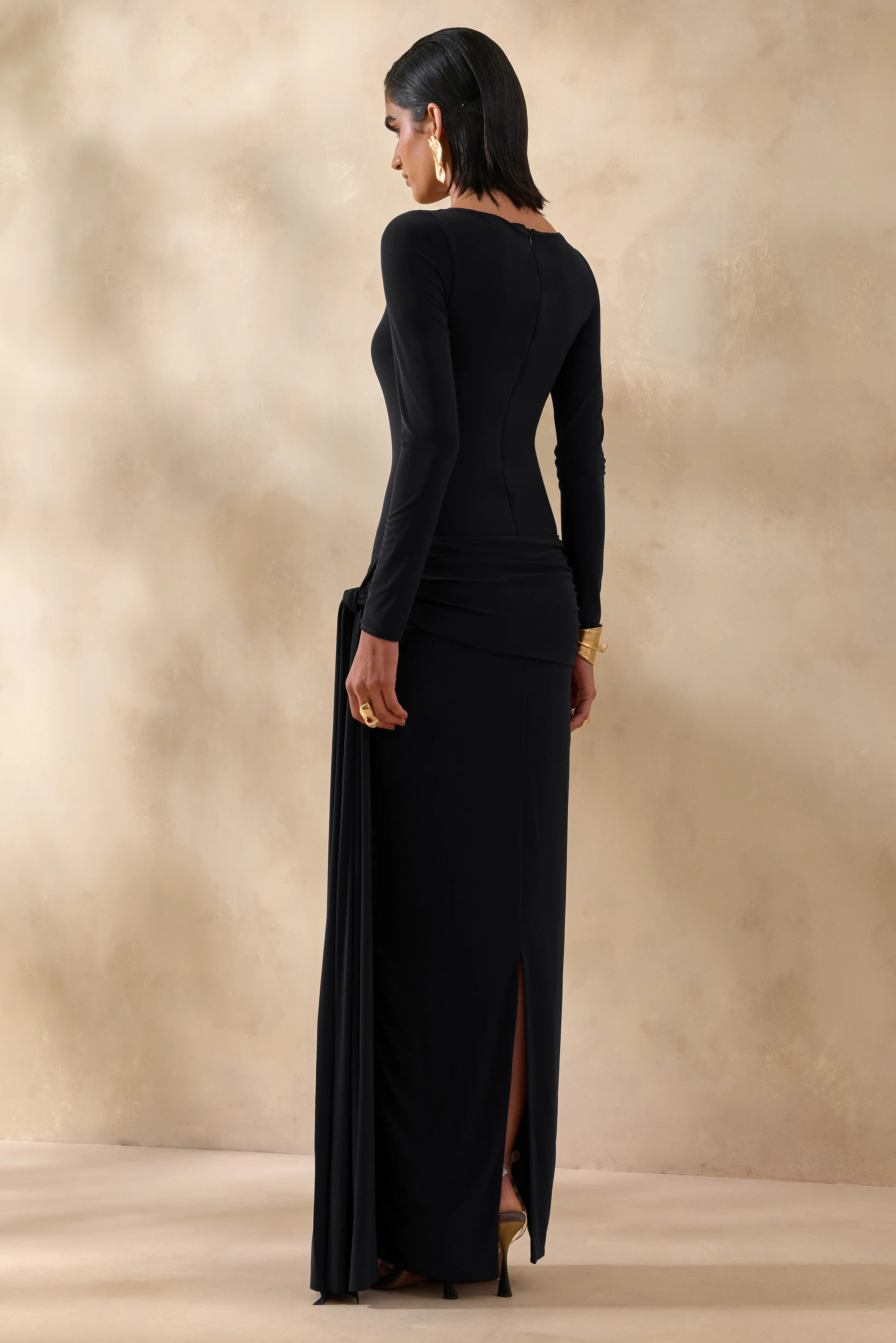 Astrielle | Robe longue noire à encolure large avec détail doré et écharpe - Image 2