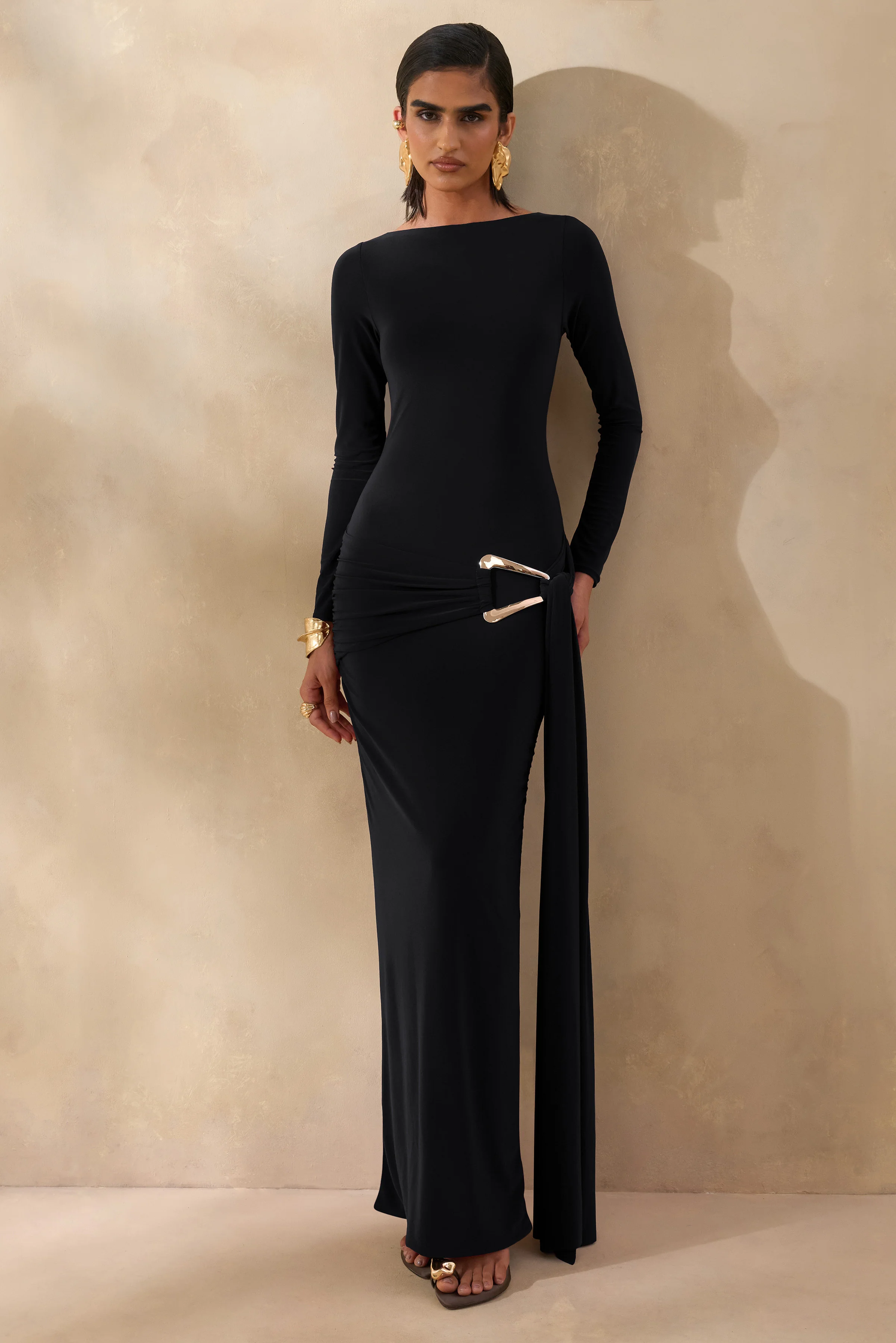 Astrielle | Robe longue noire à encolure large avec détail doré et écharpe - Image 4