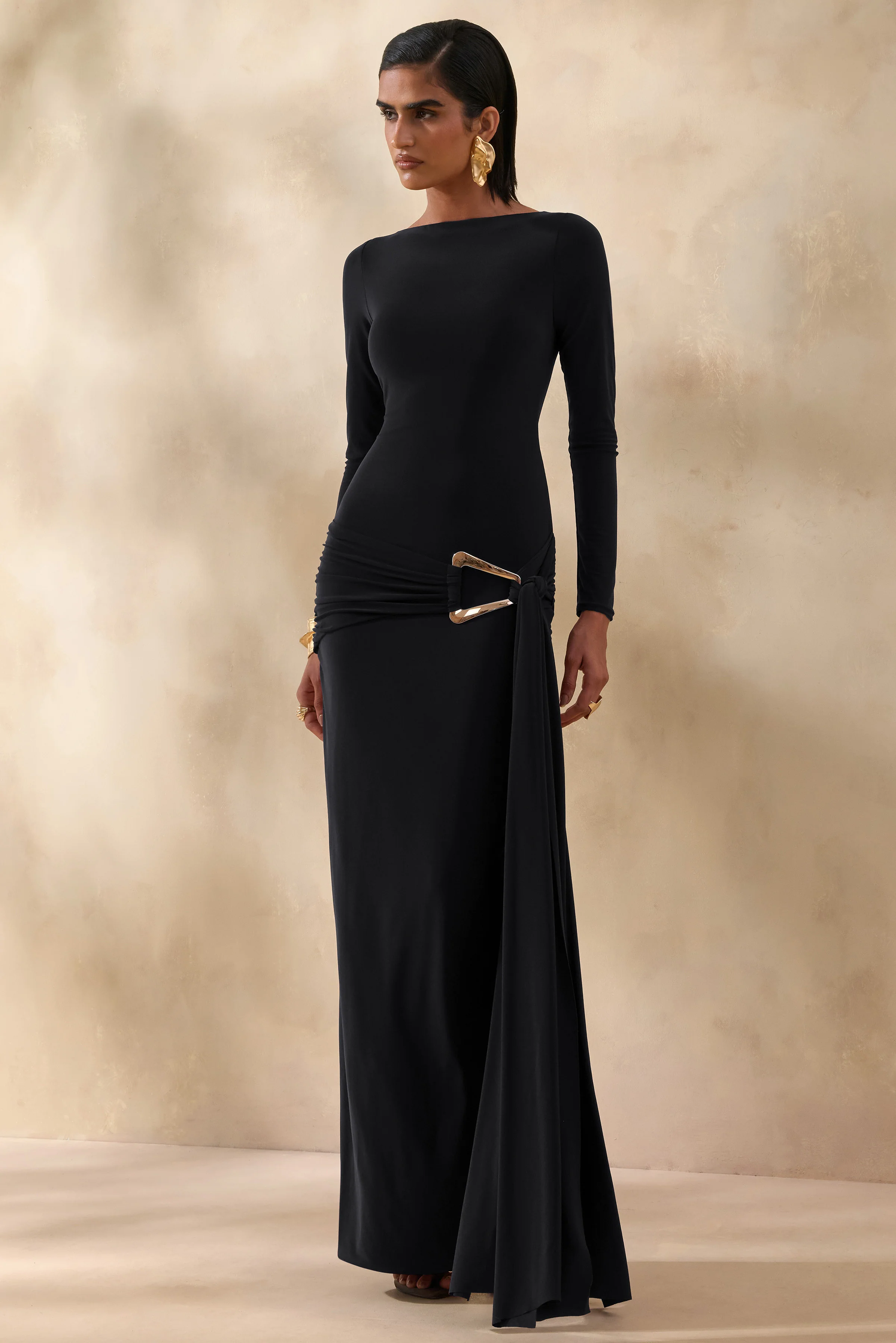 Astrielle | Robe longue noire à encolure large avec détail doré et écharpe - Image 5