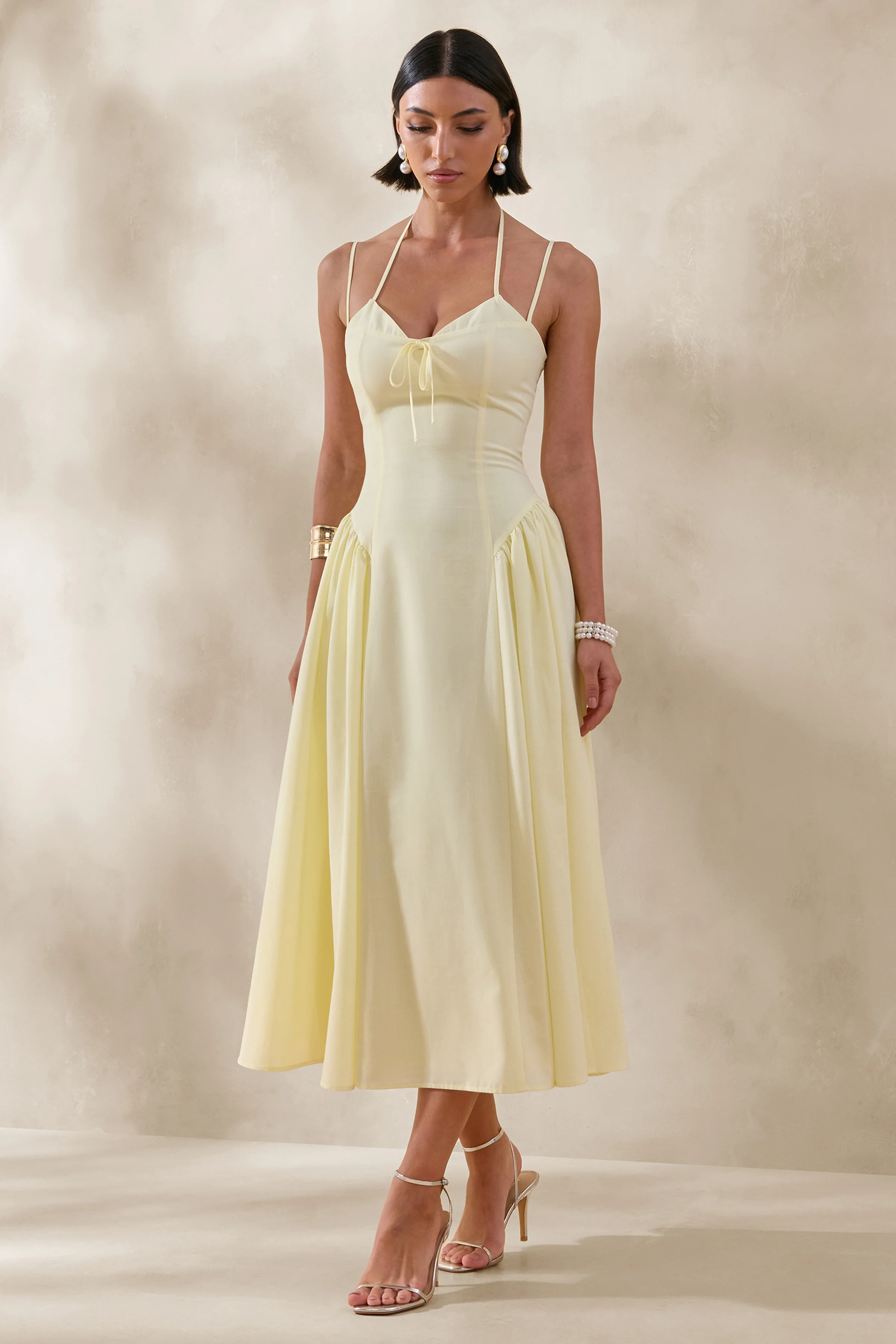Audrey | Robe mi-longue citron à décolleté cœur avec détails froncés
