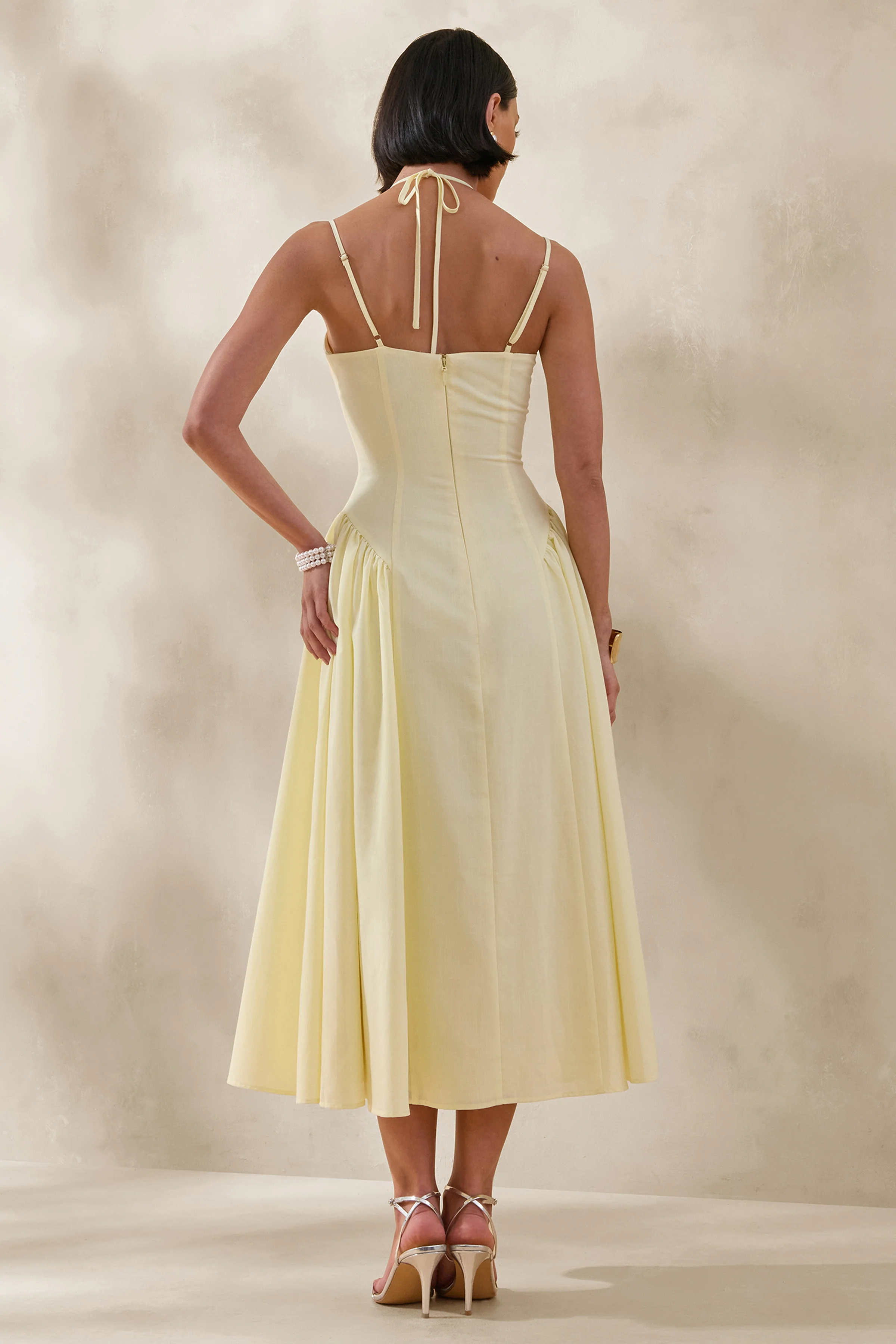 Audrey | Robe mi-longue citron à décolleté cœur avec détails froncés - Image 2