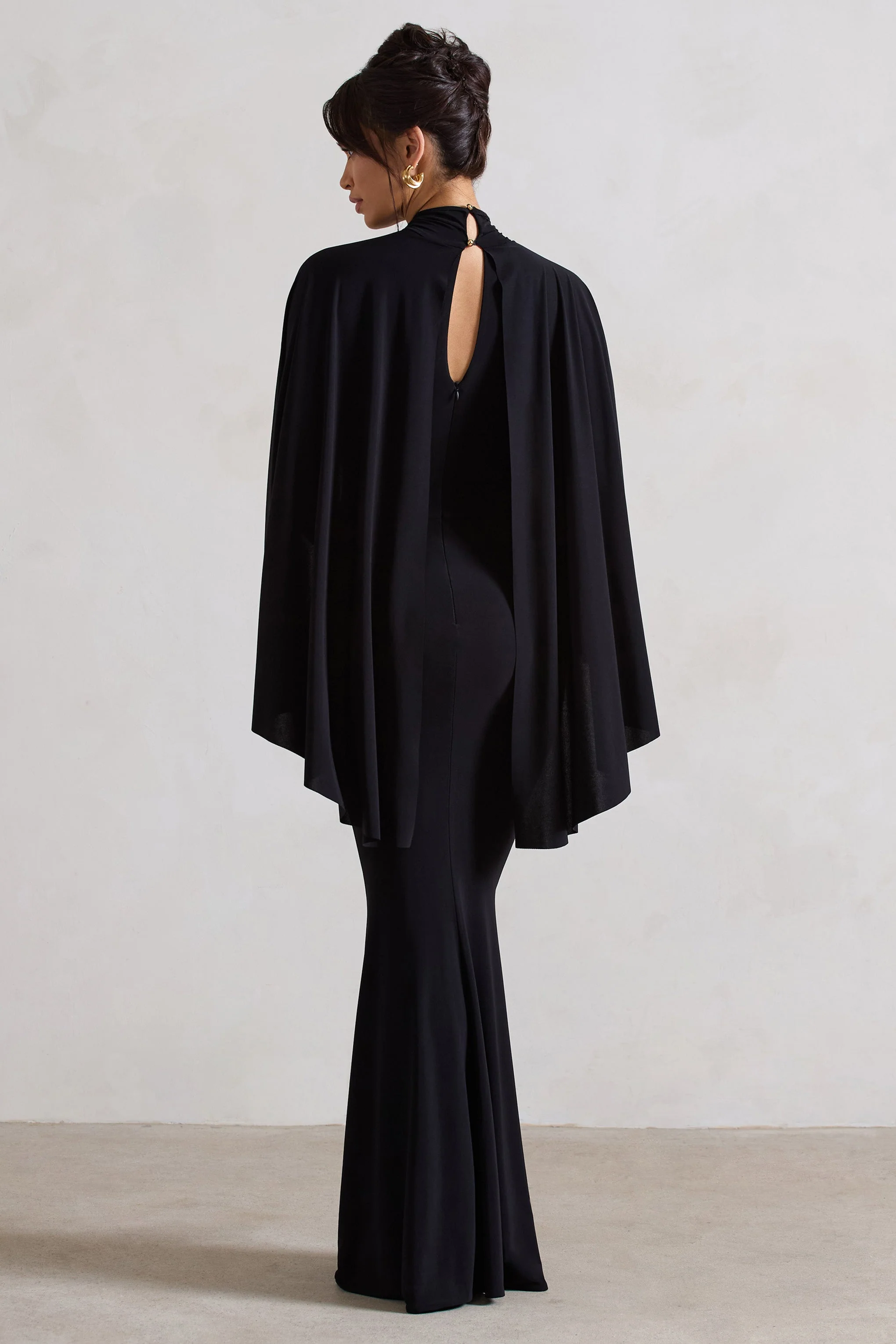 Audrina | Robe longue noire froncée à col haut fente et cape - Image 2