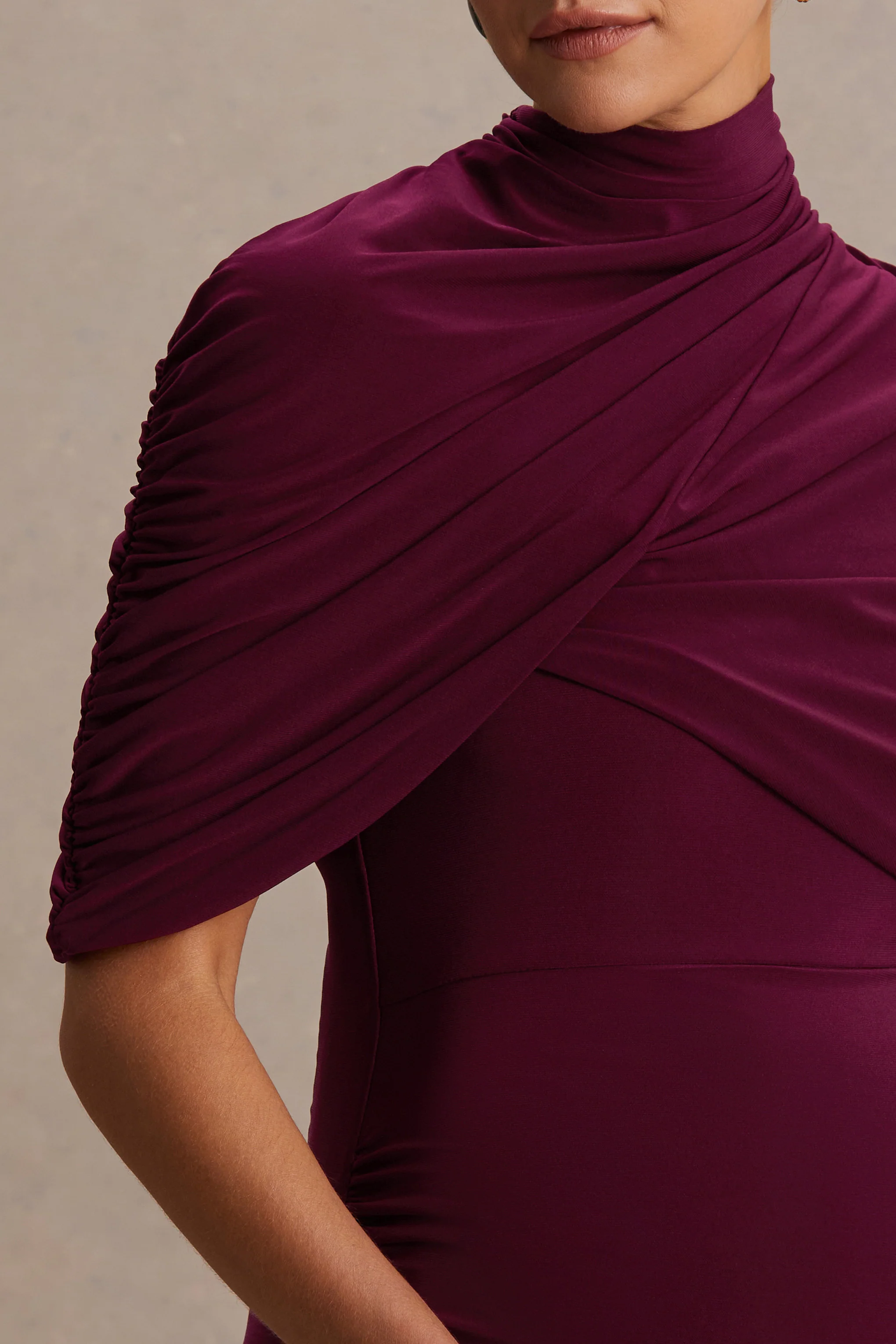 Augustina | Robe de maternité mi-longue bordeaux avec manches cape - Image 3