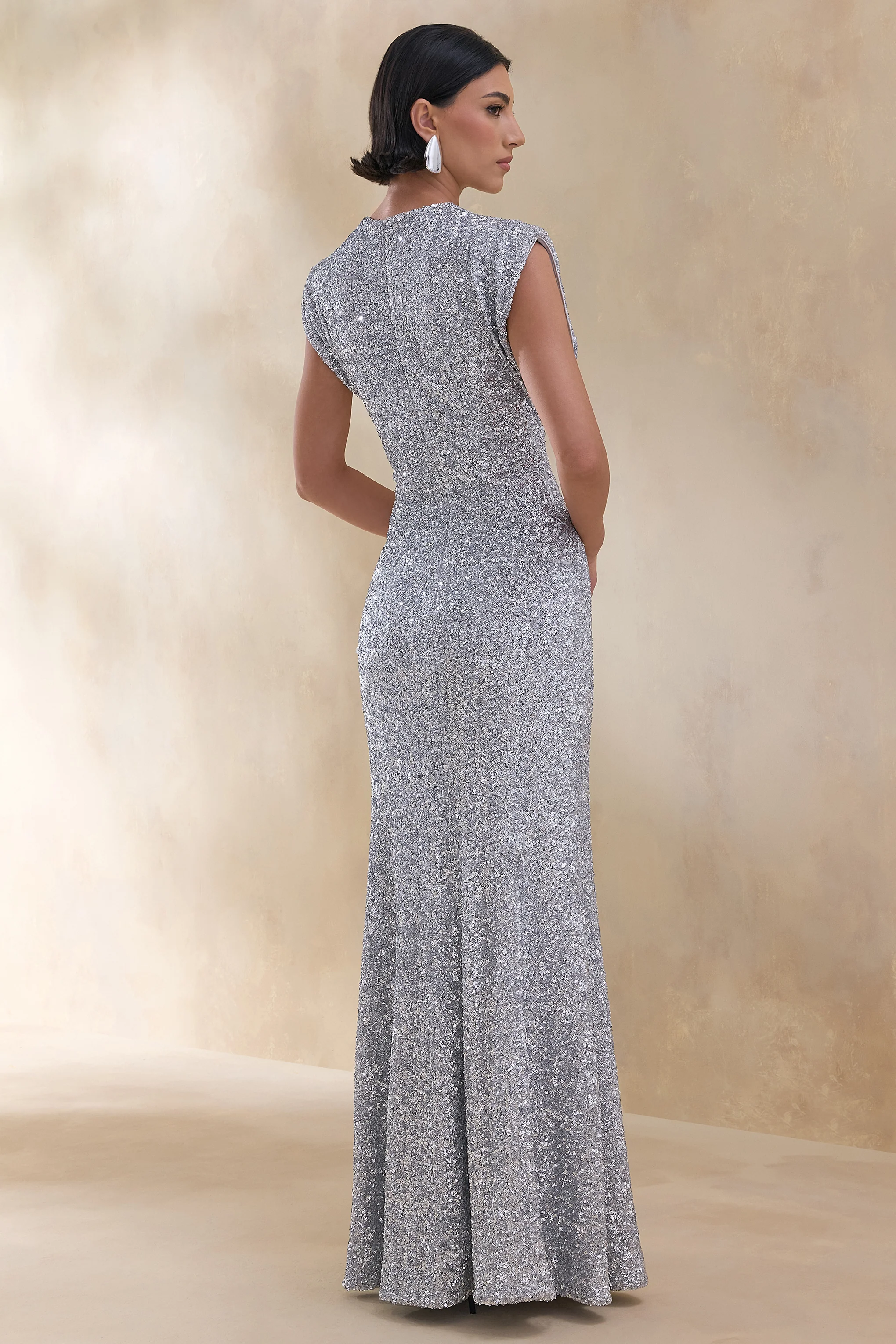 Aurah | Robe longue en sequins argentée à col rond et manches courtes - Image 2