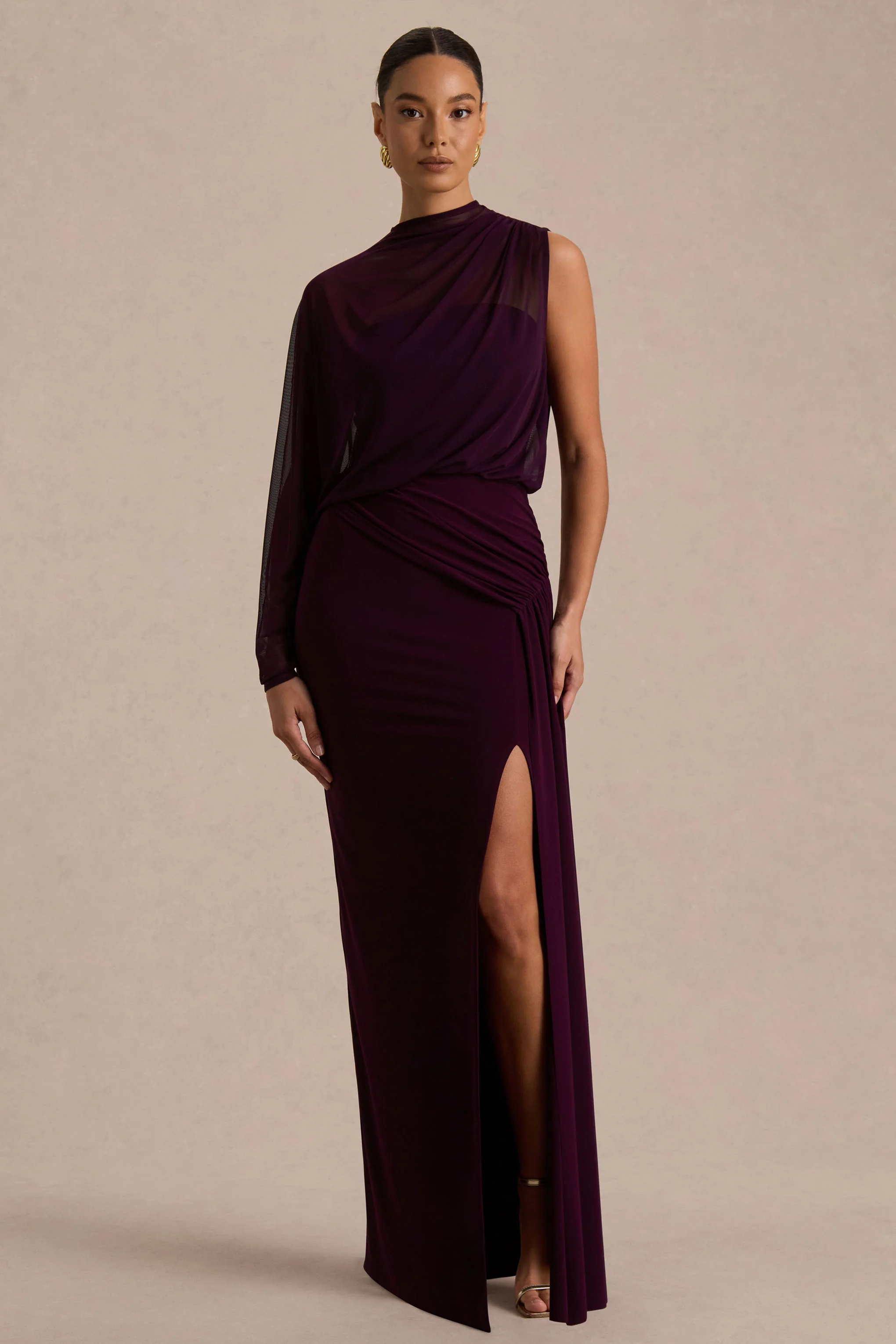 Aurelia | Robe longue prune foncée à col montant avec drapé et manche cape unique