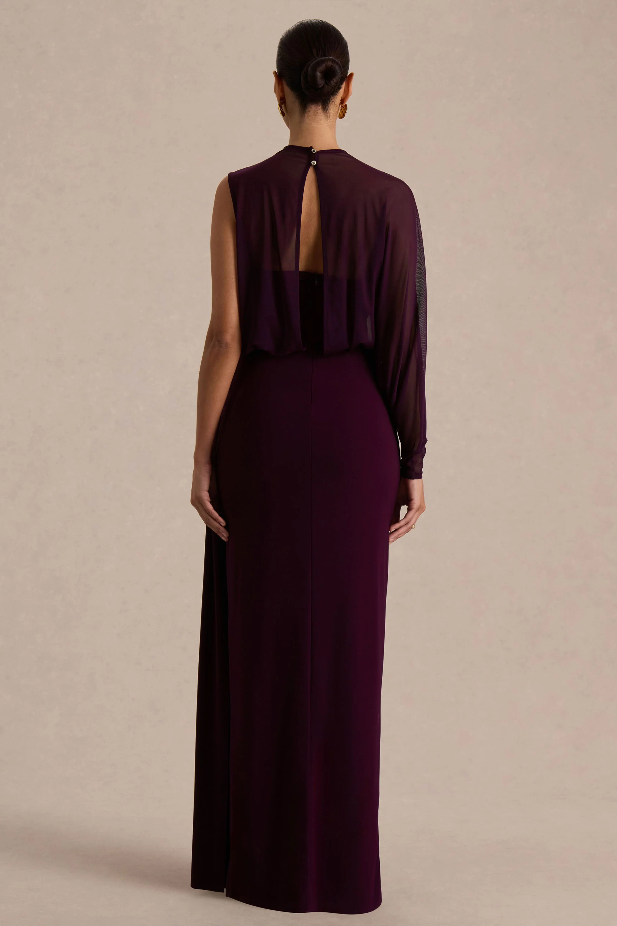 Aurelia | Robe longue prune foncée à col montant avec drapé et manche cape unique - Image 2