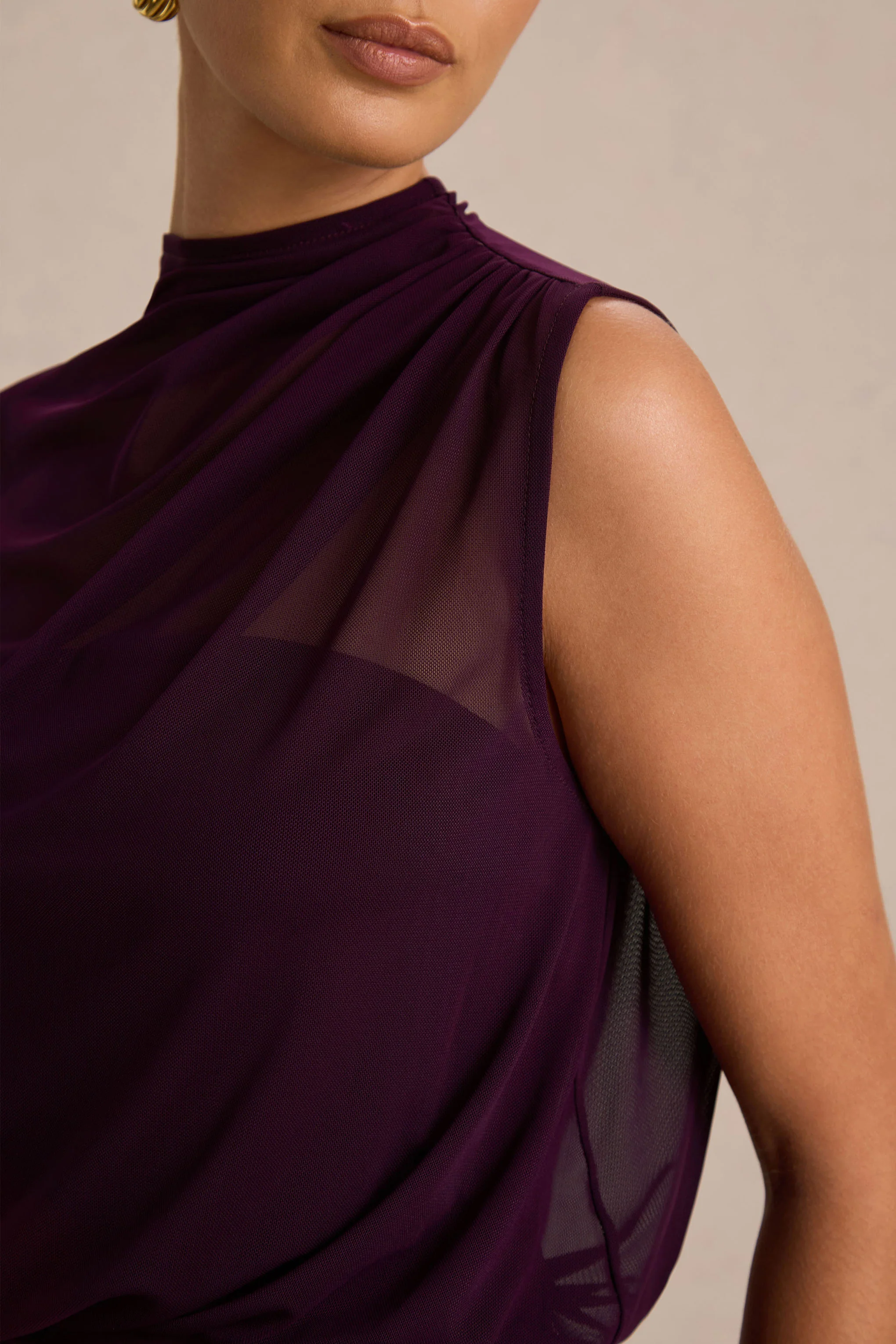 Aurelia | Robe longue prune foncée à col montant avec drapé et manche cape unique - Image 3