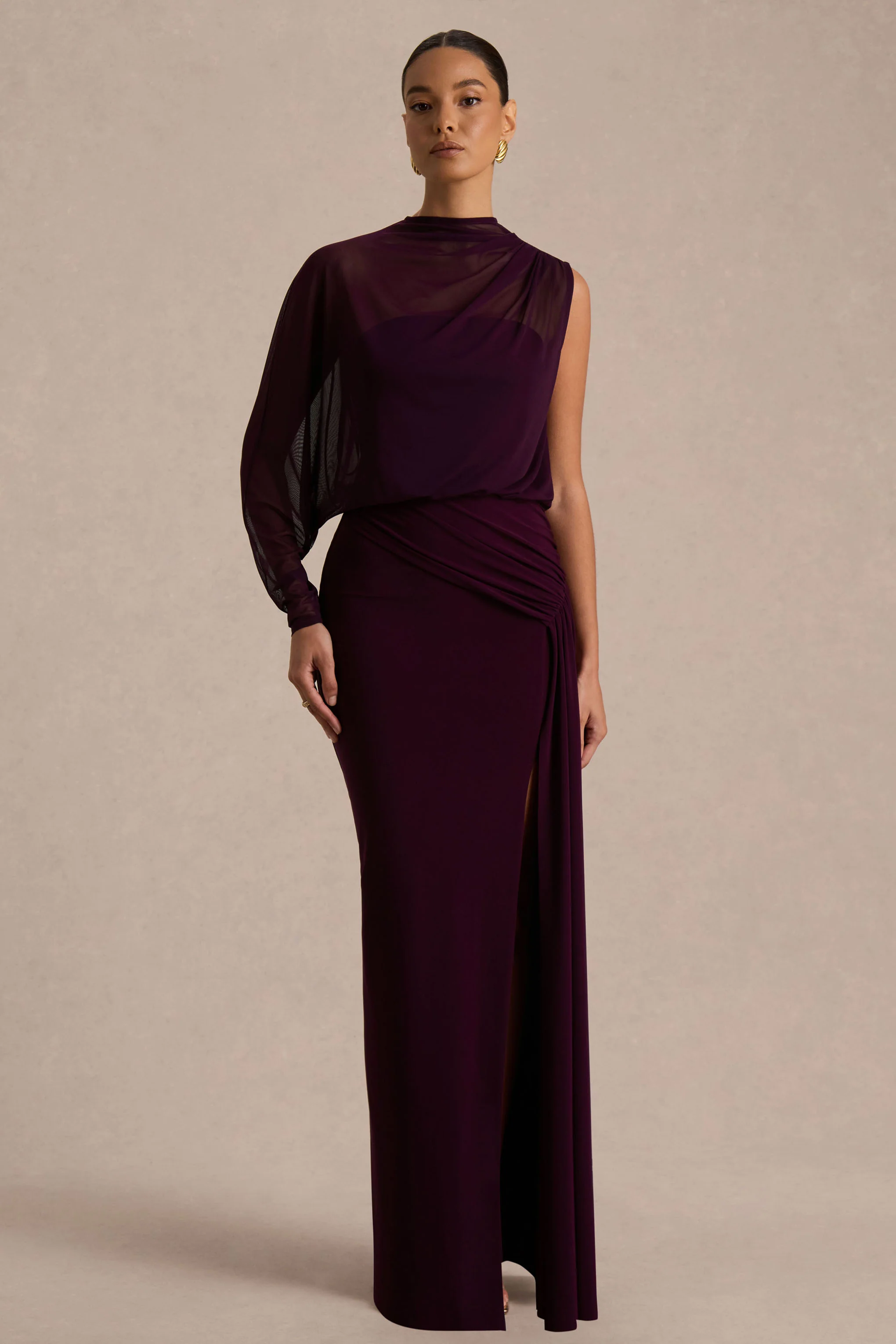 Aurelia | Robe longue prune foncée à col montant avec drapé et manche cape unique - Image 4