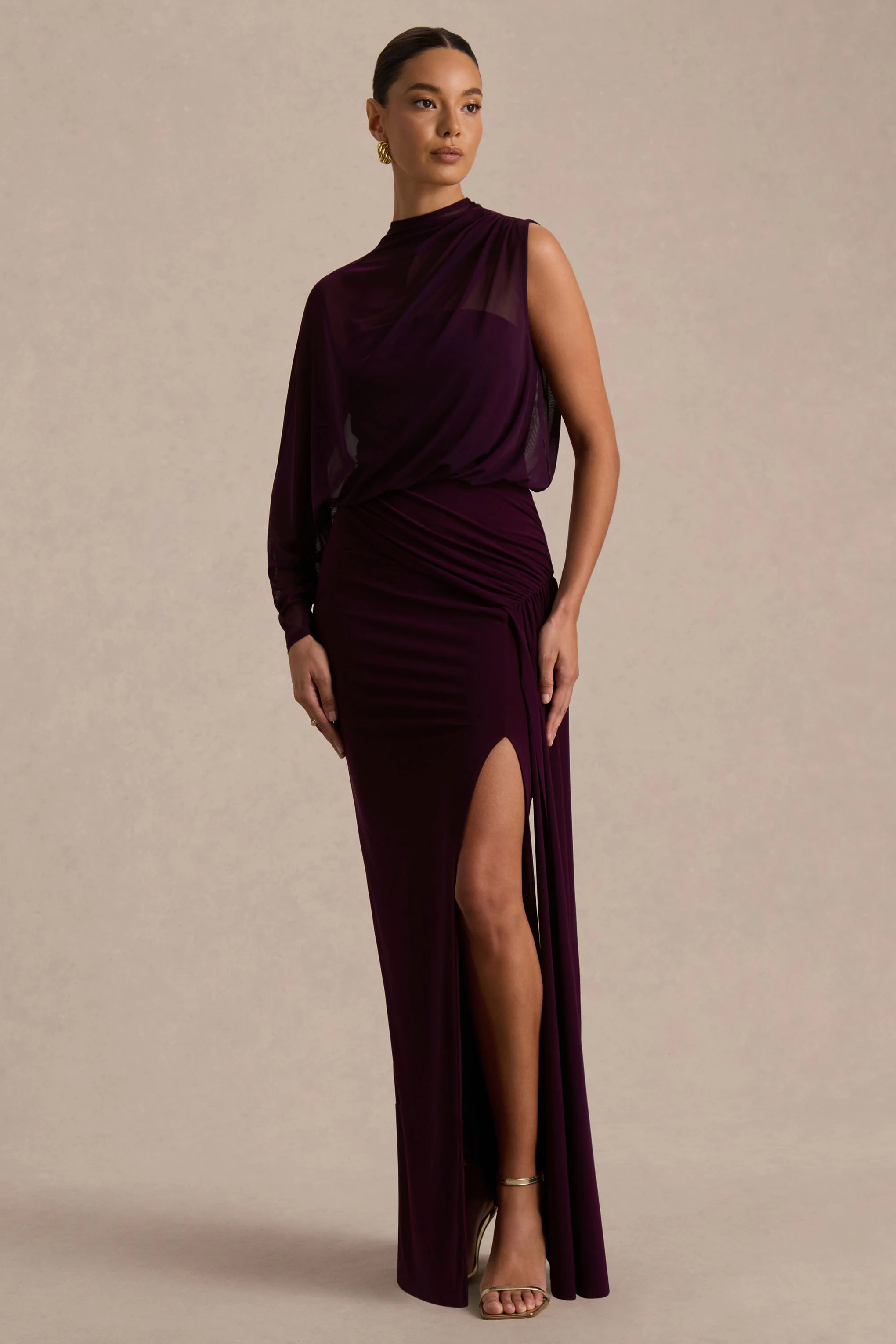 Aurelia | Robe longue prune foncée à col montant avec drapé et manche cape unique - Image 5