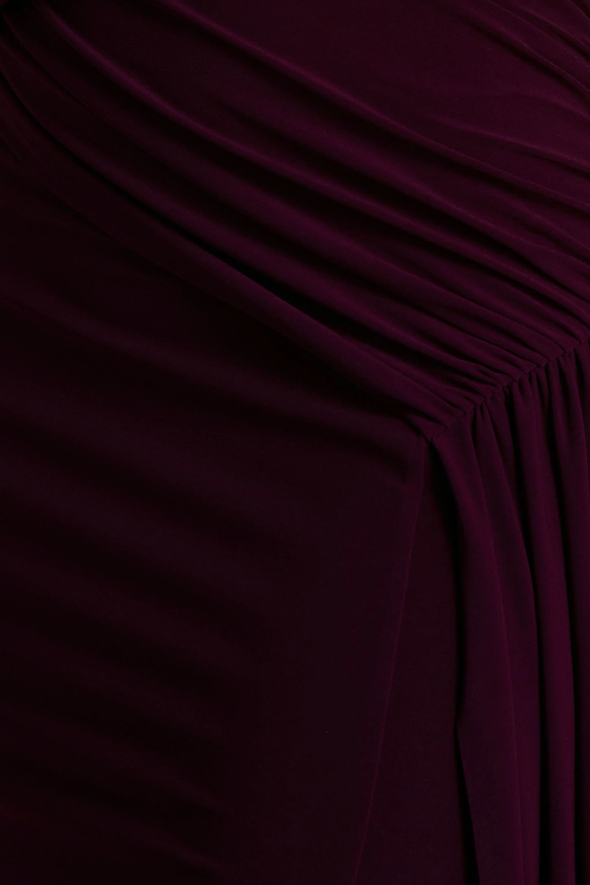 Aurelia | Robe longue prune foncée à col montant avec drapé et manche cape unique - Image 6